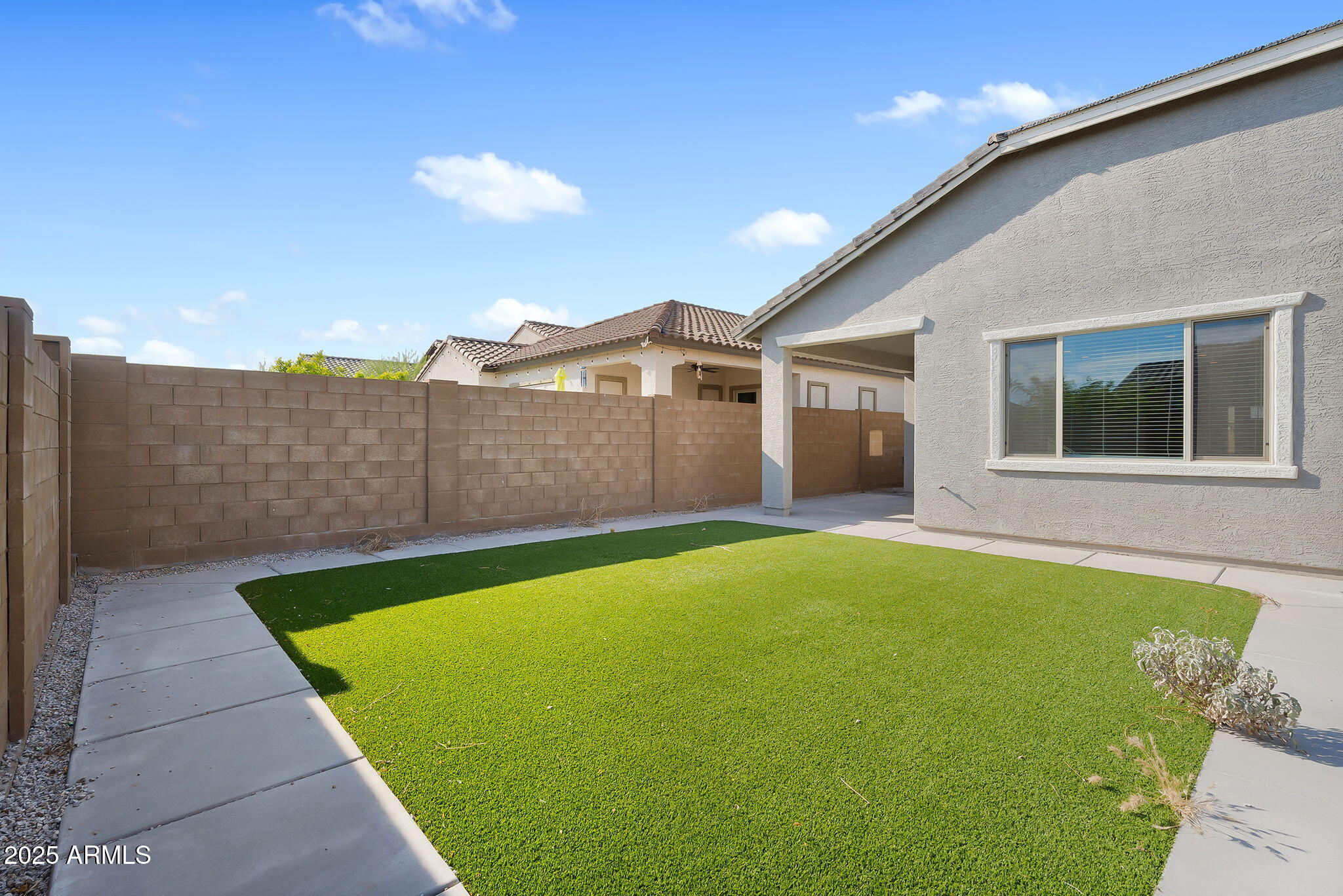 19027 W SIERRA Street