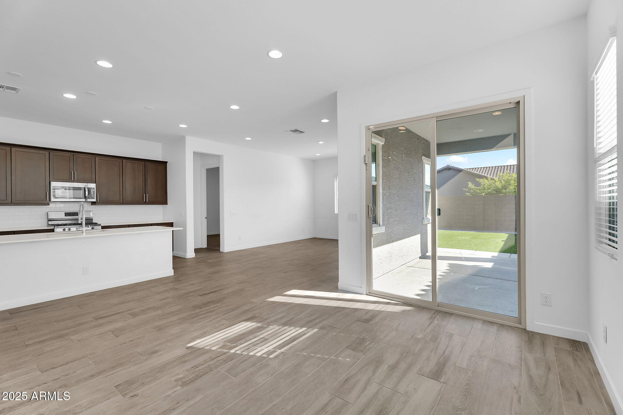 19027 W SIERRA Street