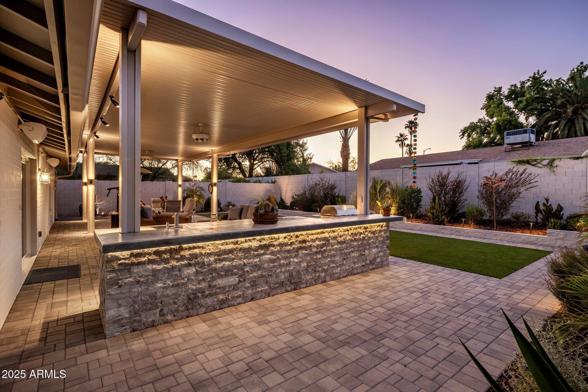 5802 E GELDING Drive