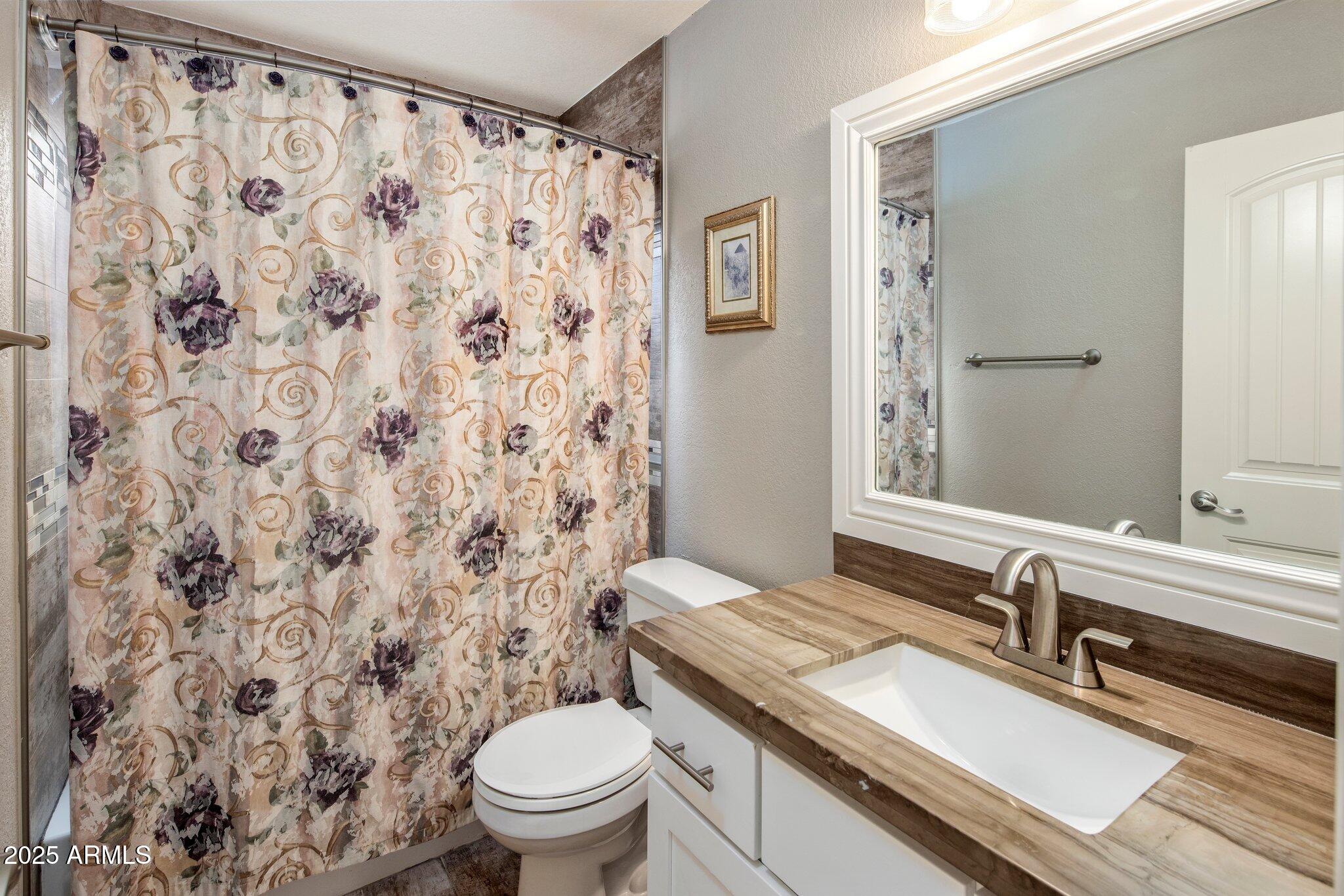 5802 E GELDING Drive