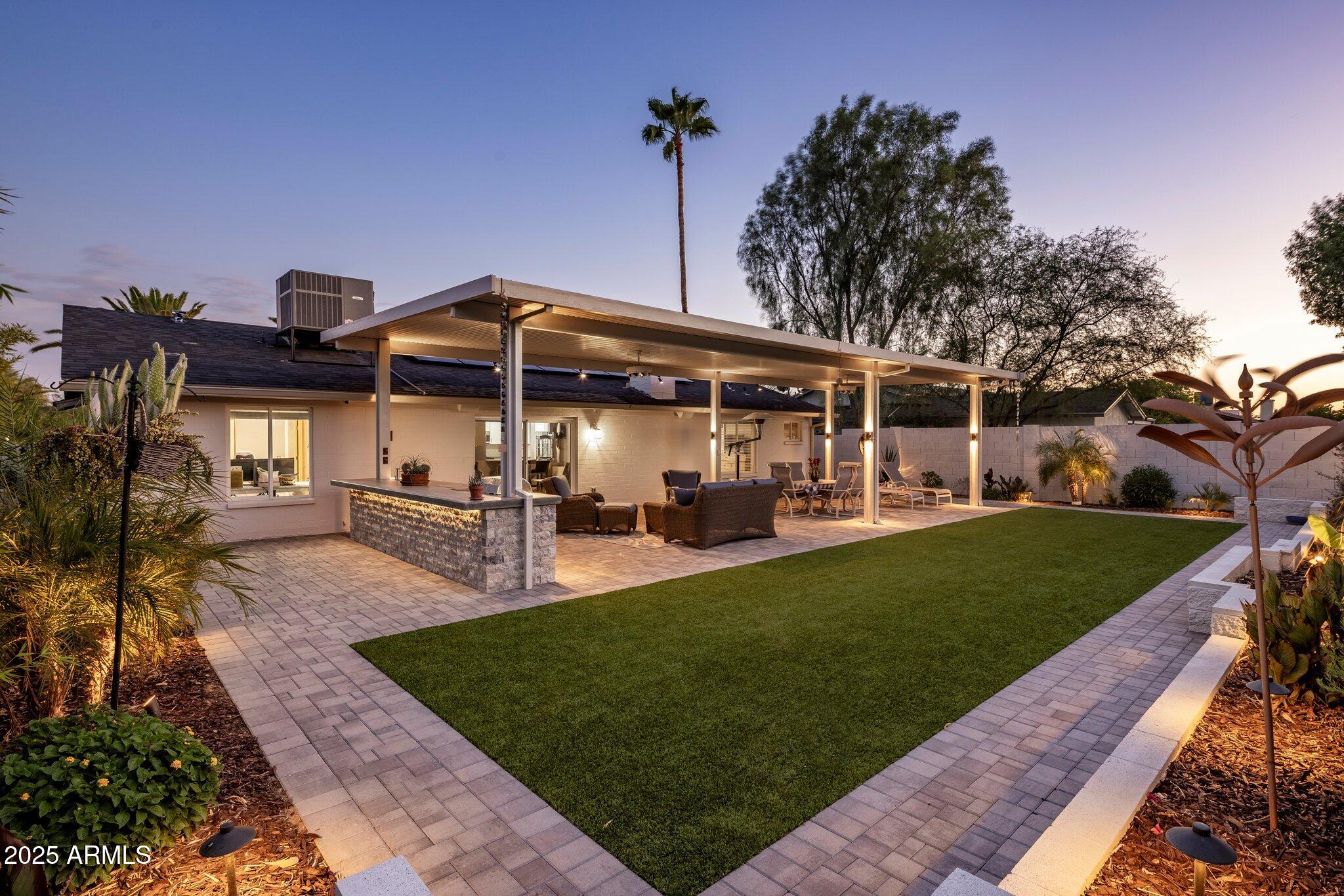 5802 E GELDING Drive