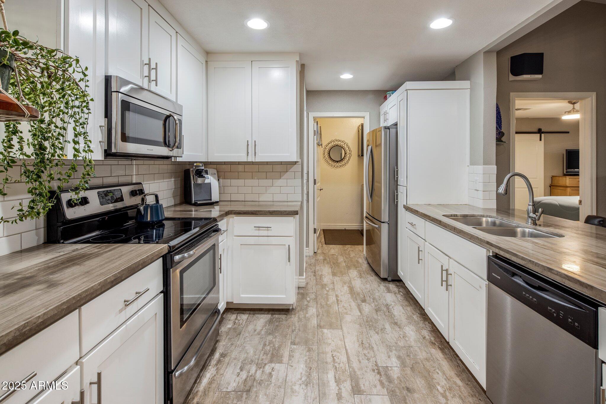 5802 E GELDING Drive