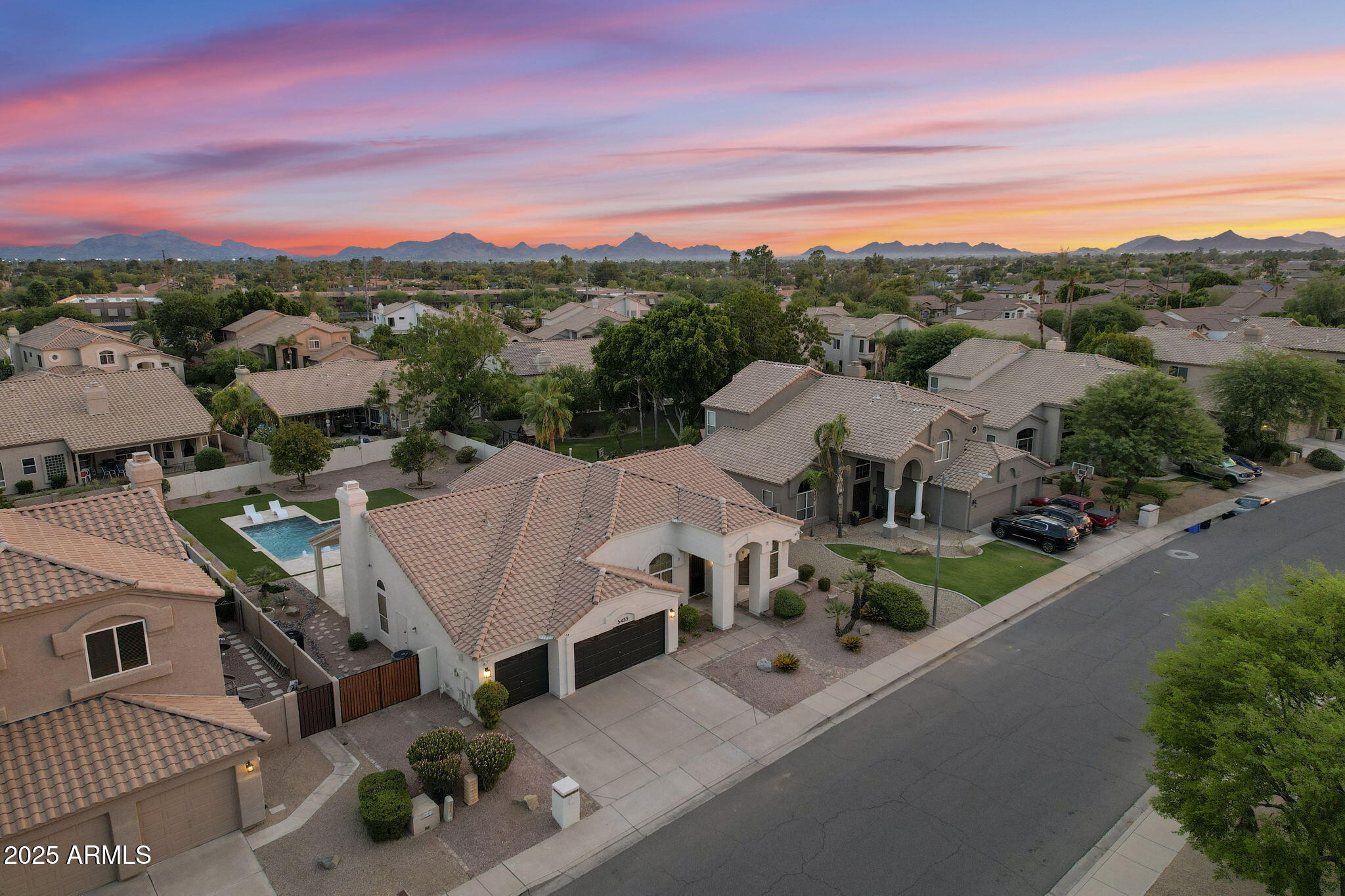 5433 E HARTFORD Avenue