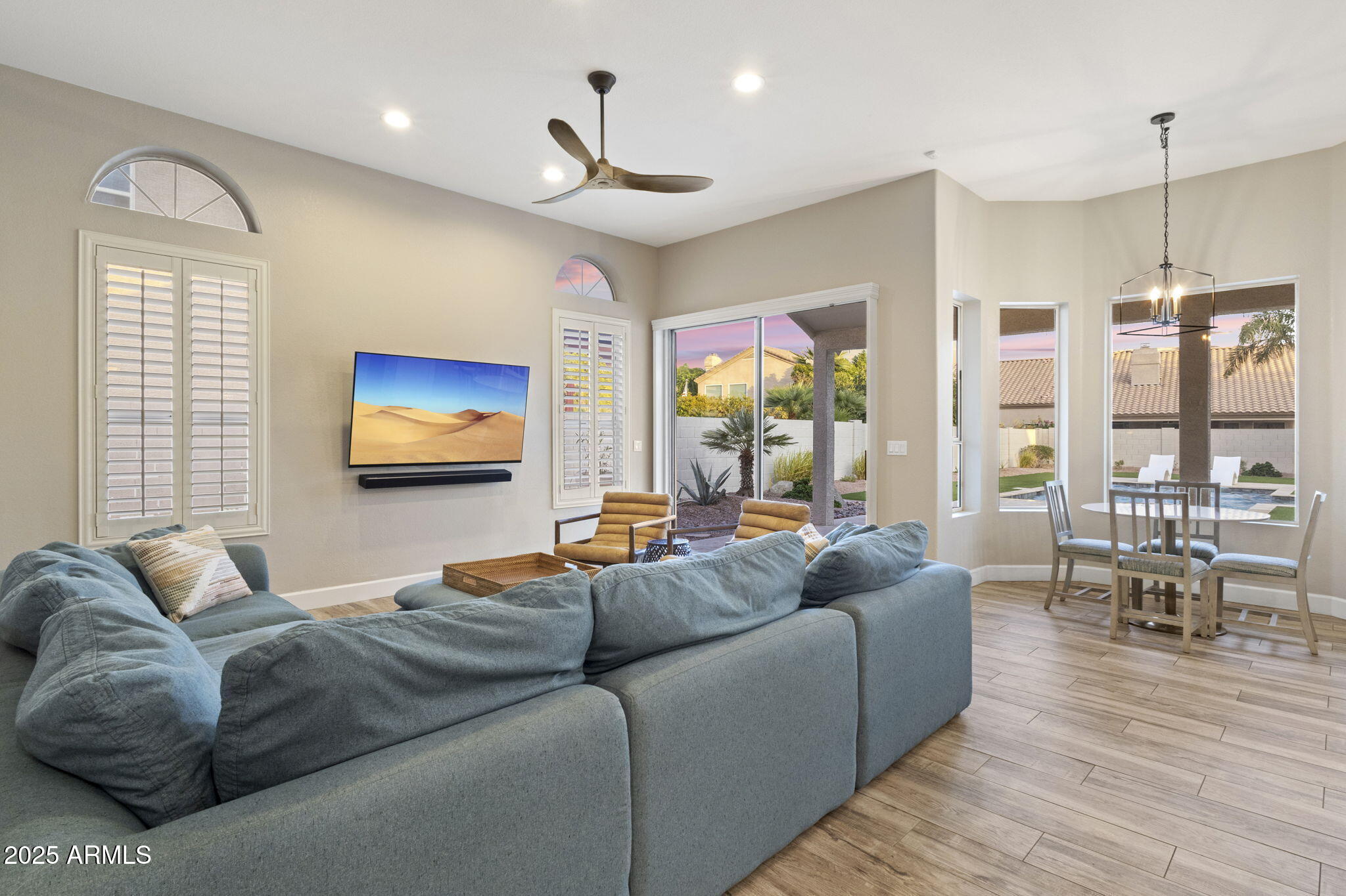 5433 E HARTFORD Avenue