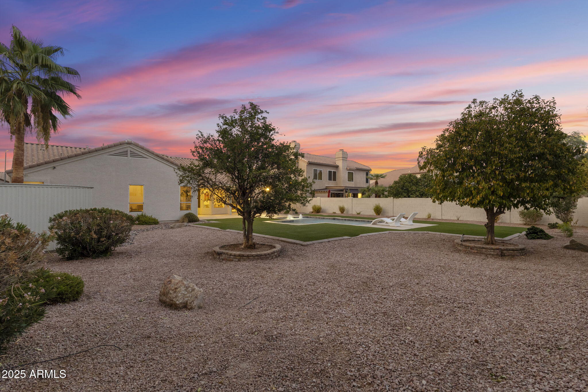 5433 E HARTFORD Avenue