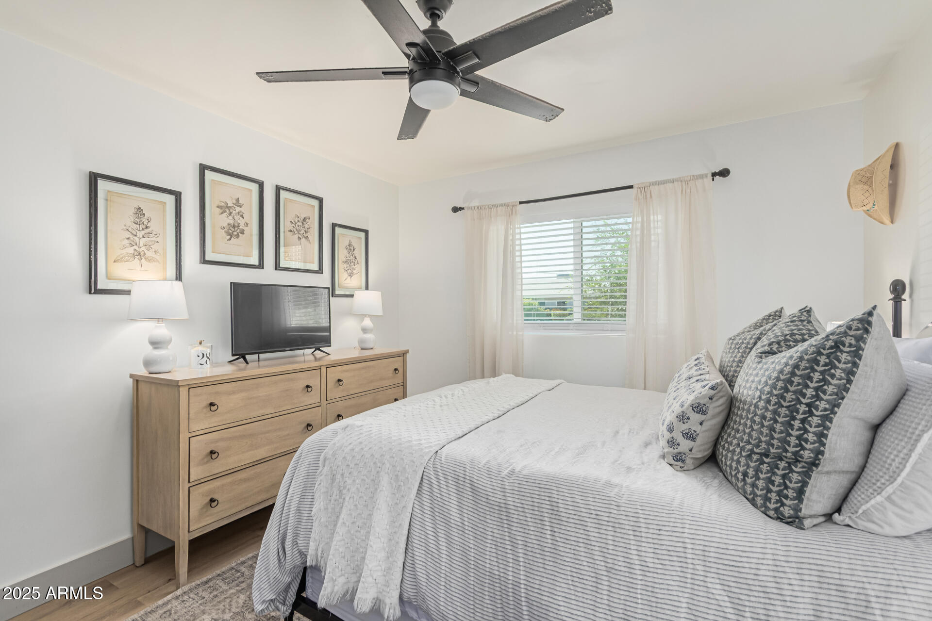 2448 E MEADOWBROOK Avenue