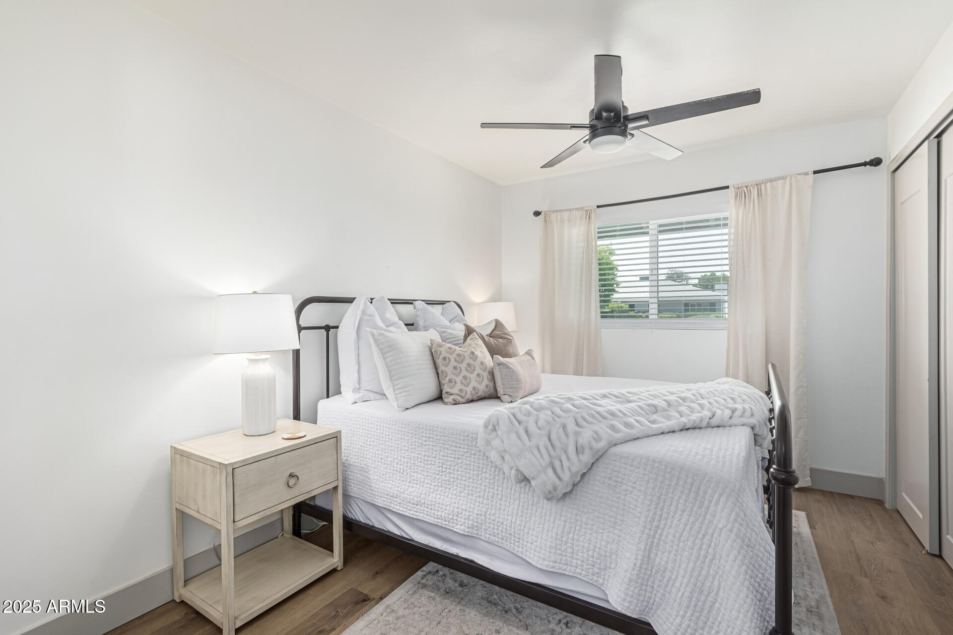 2448 E MEADOWBROOK Avenue