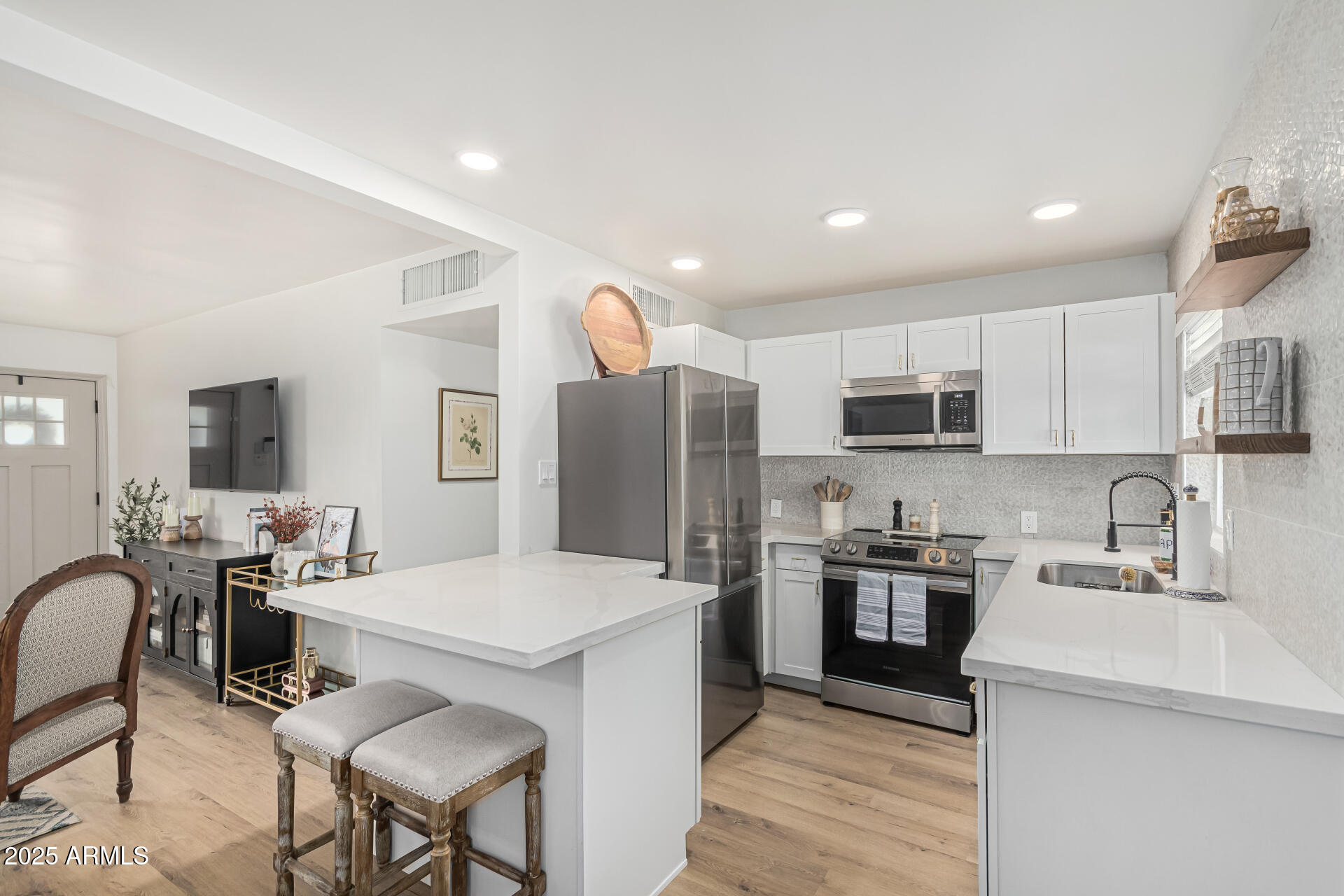 2448 E MEADOWBROOK Avenue