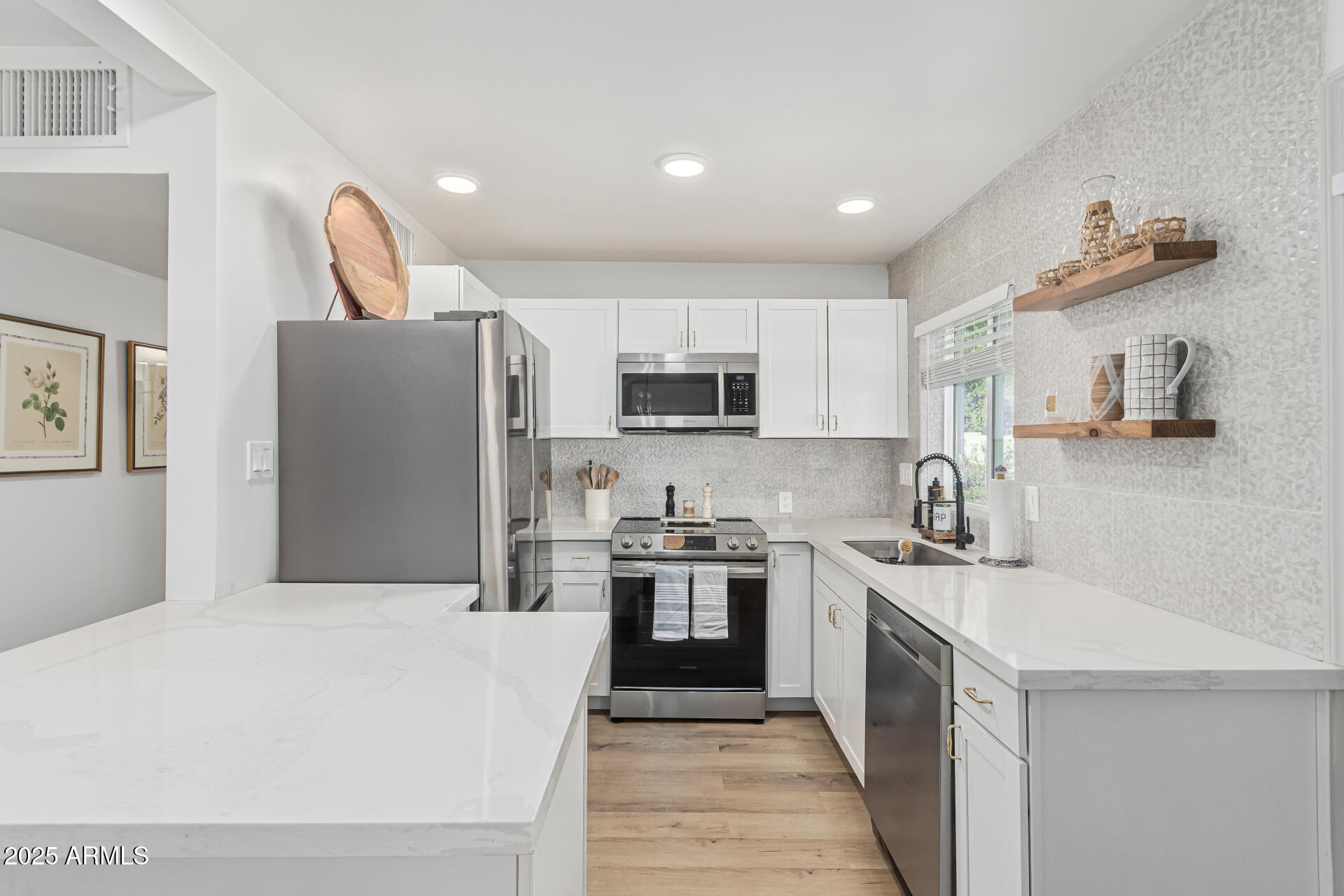 2448 E MEADOWBROOK Avenue