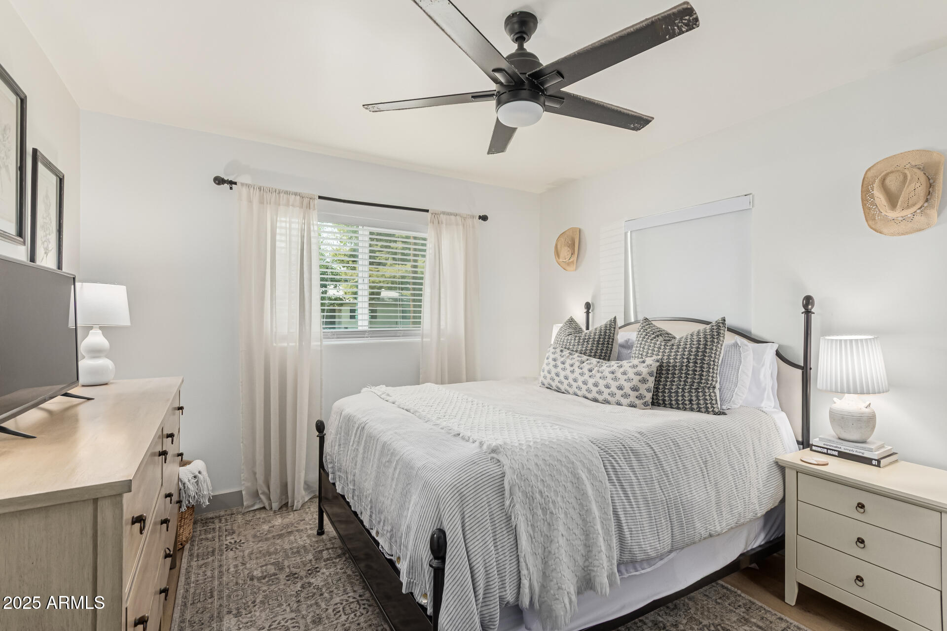 2448 E MEADOWBROOK Avenue