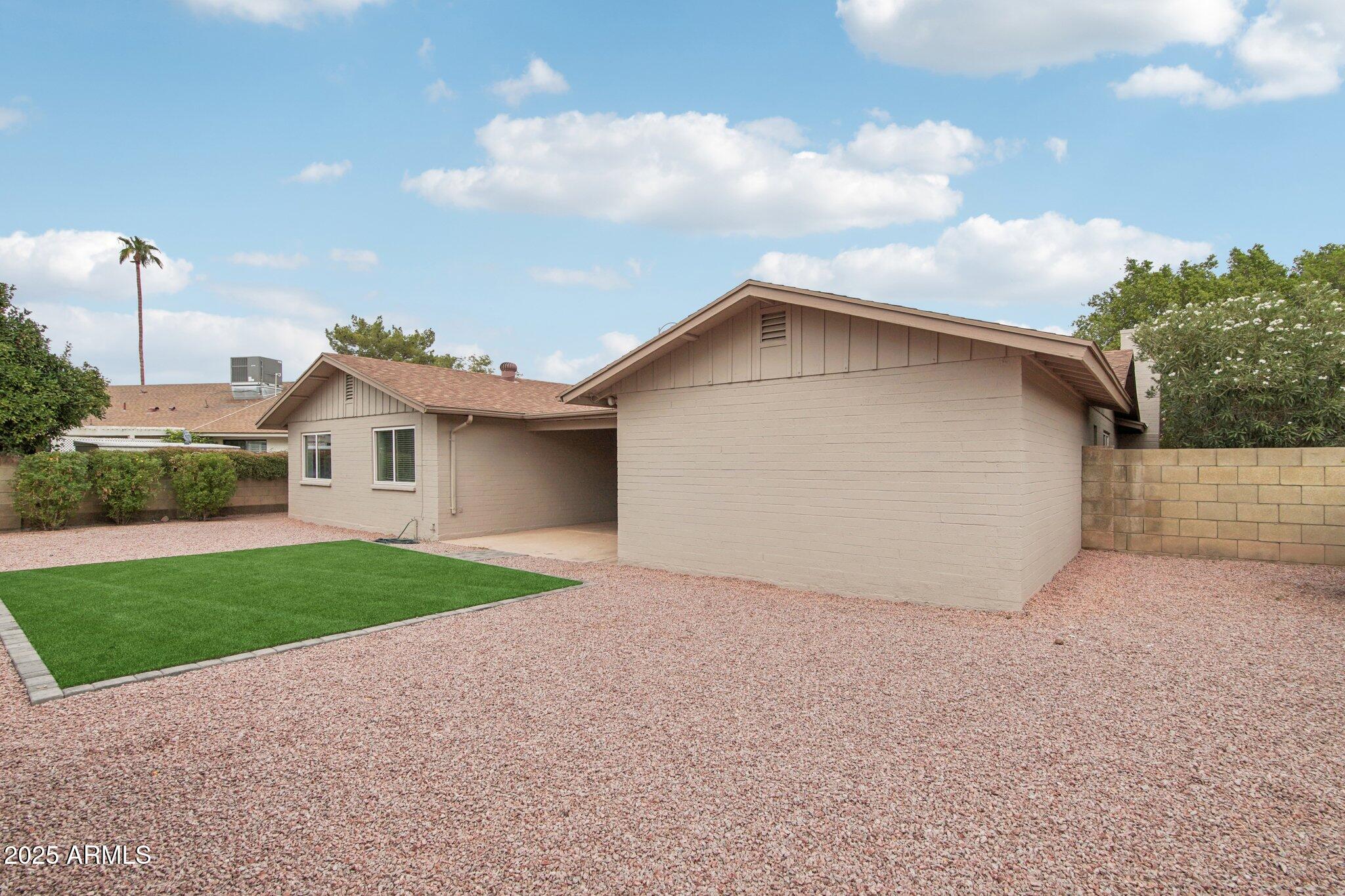 1261 W KILAREA Avenue