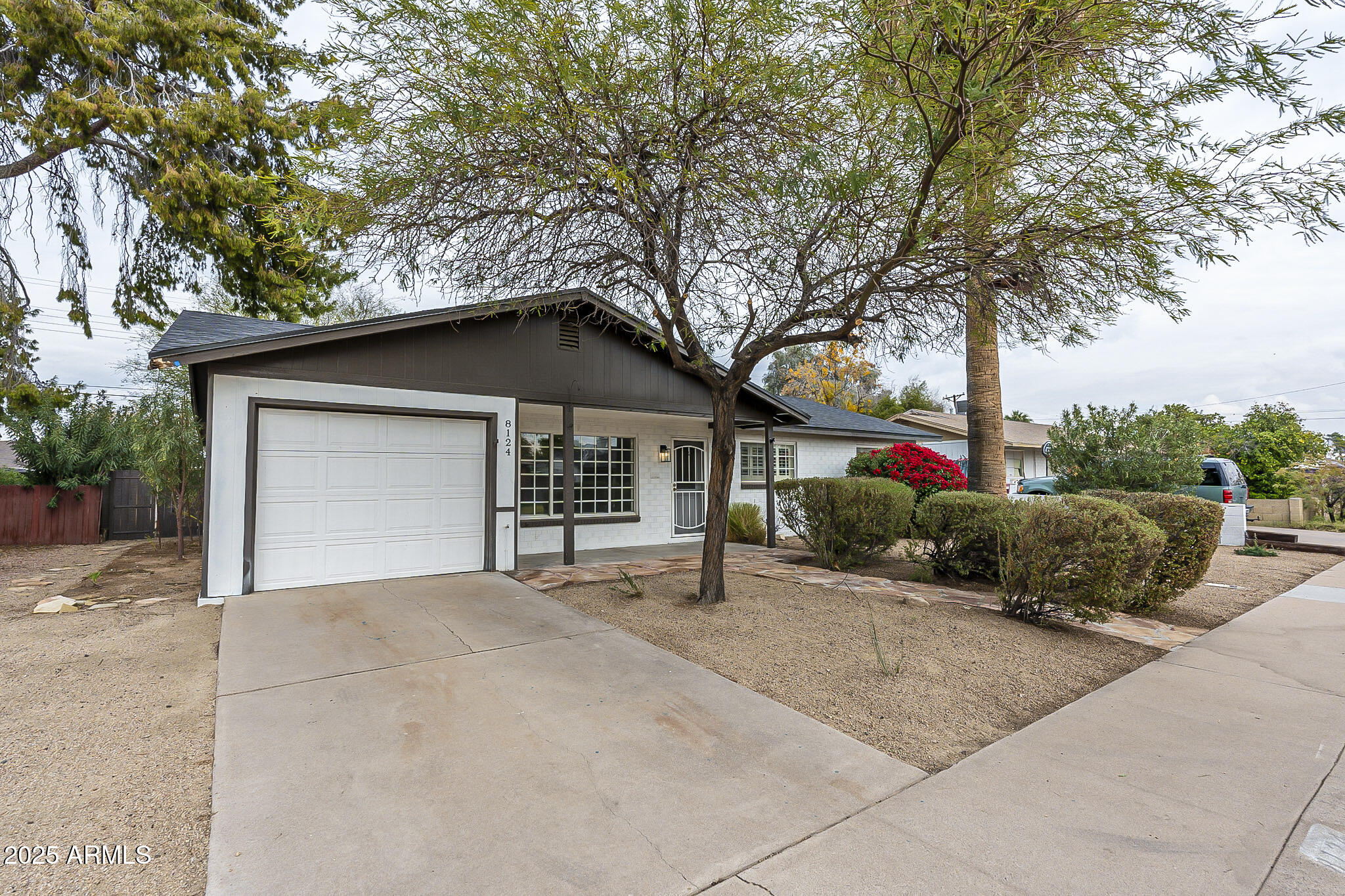 8124 E WHITTON Avenue