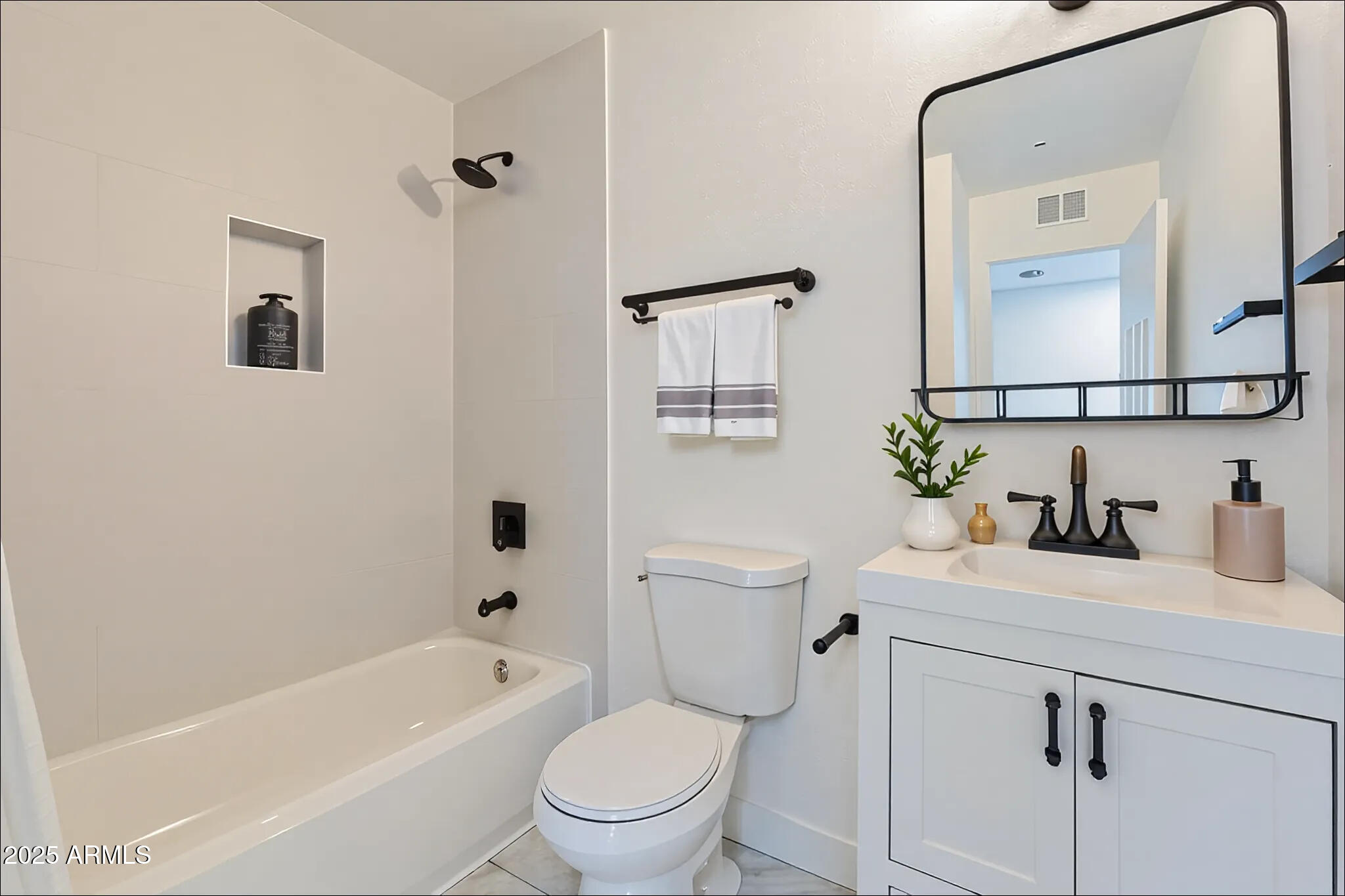 8124 E WHITTON Avenue