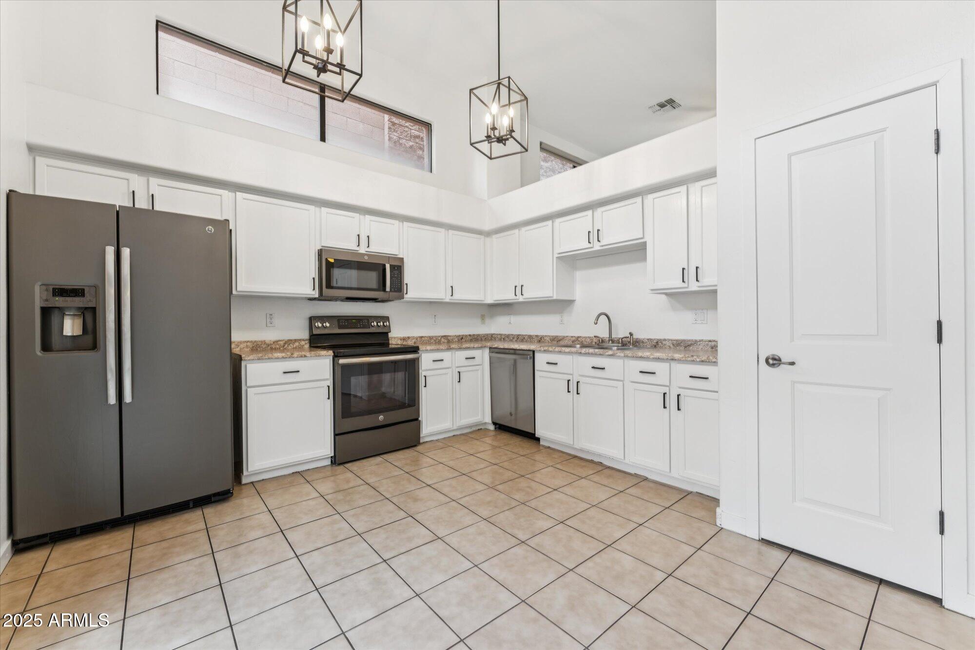 330 S FARMER Avenue, 115