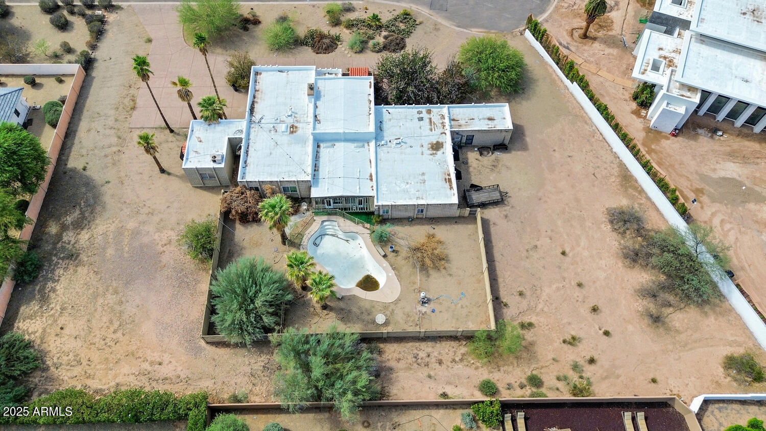 6902 E BELMONT Avenue