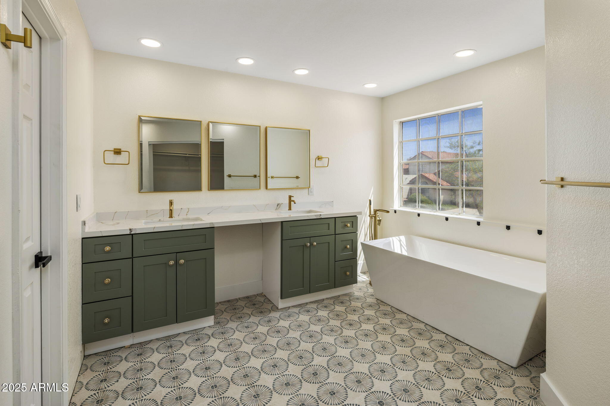 11248 E SUNNYSIDE Drive