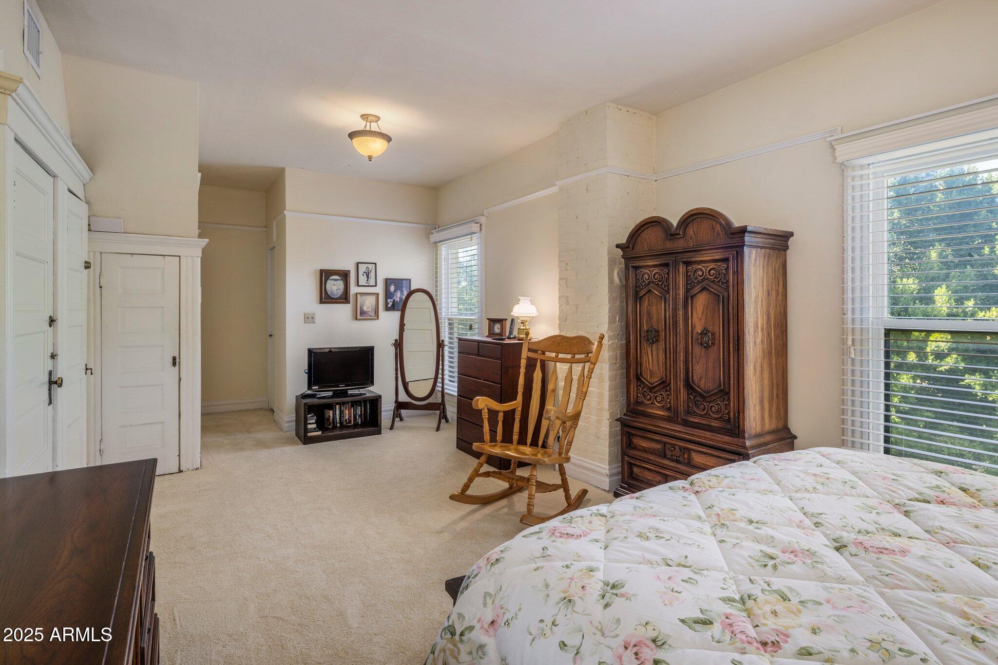 7252 N CENTRAL Avenue