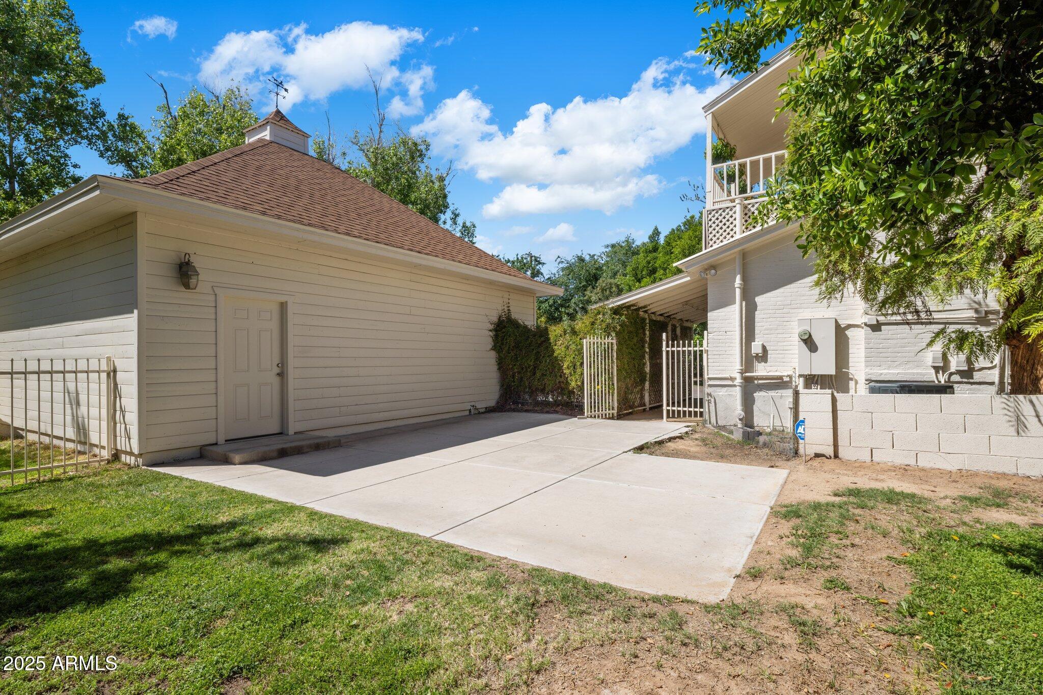 7252 N CENTRAL Avenue