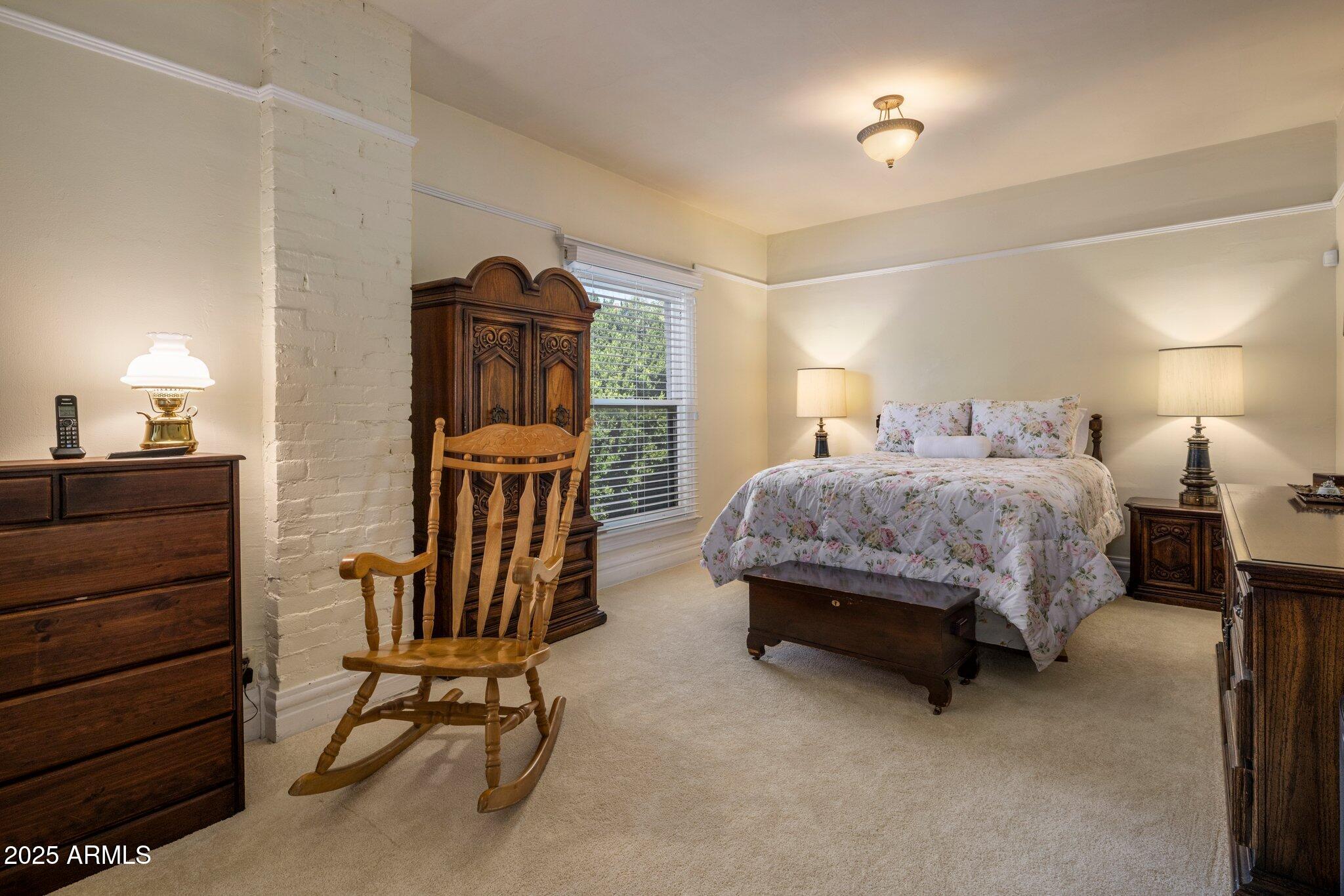 7252 N CENTRAL Avenue