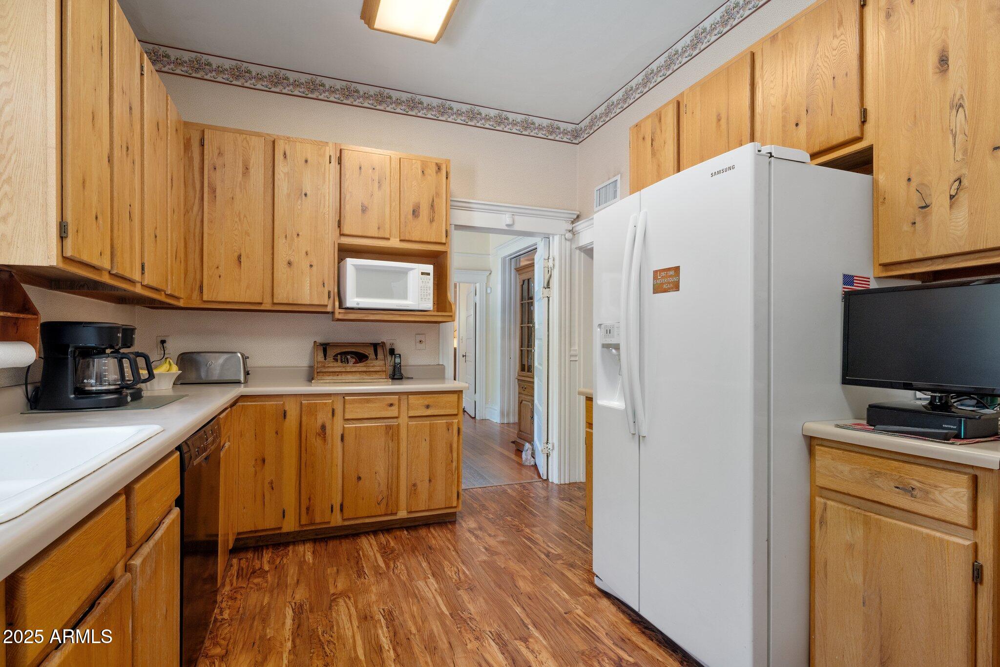 7252 N CENTRAL Avenue