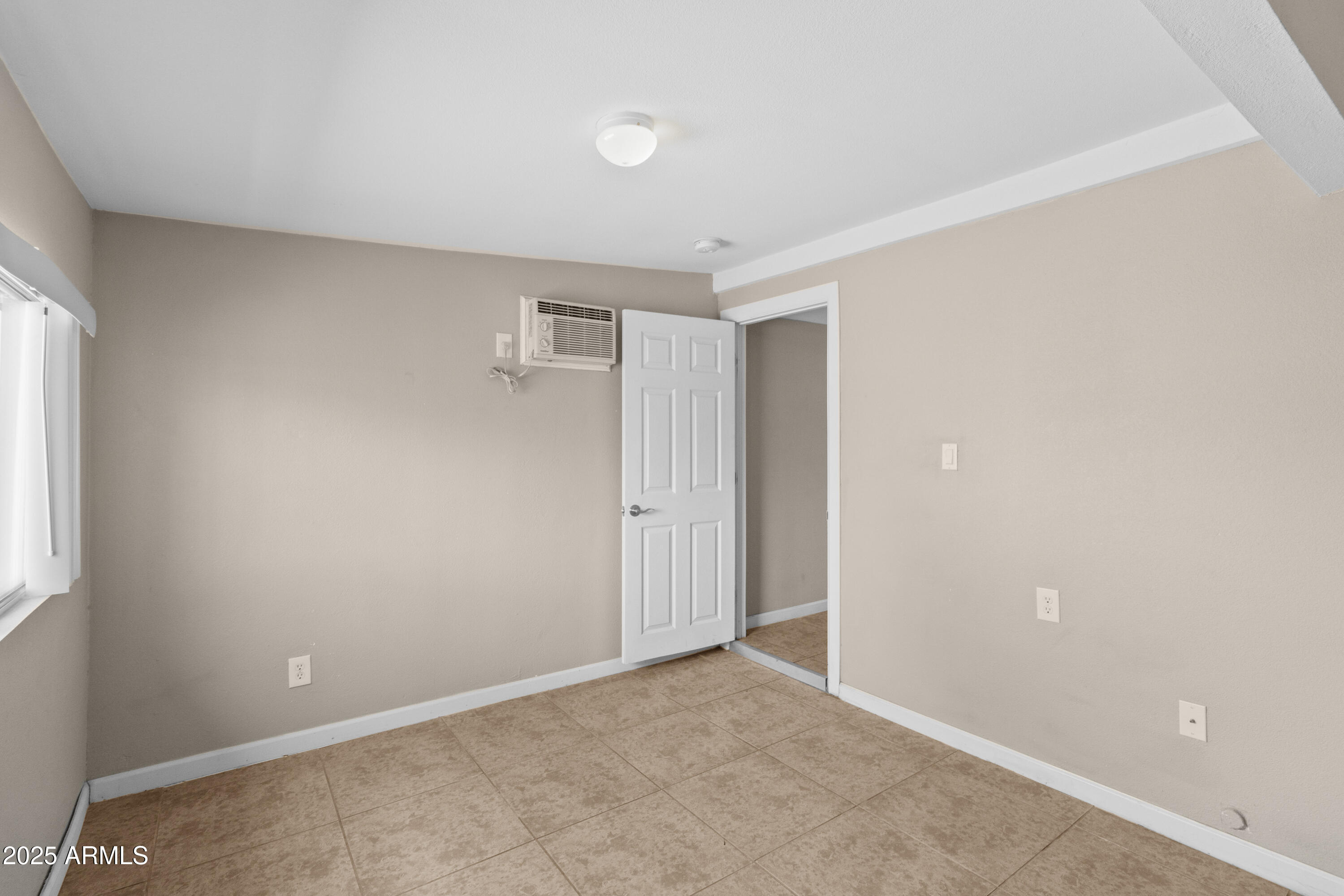 1526 W HARTFORD Avenue