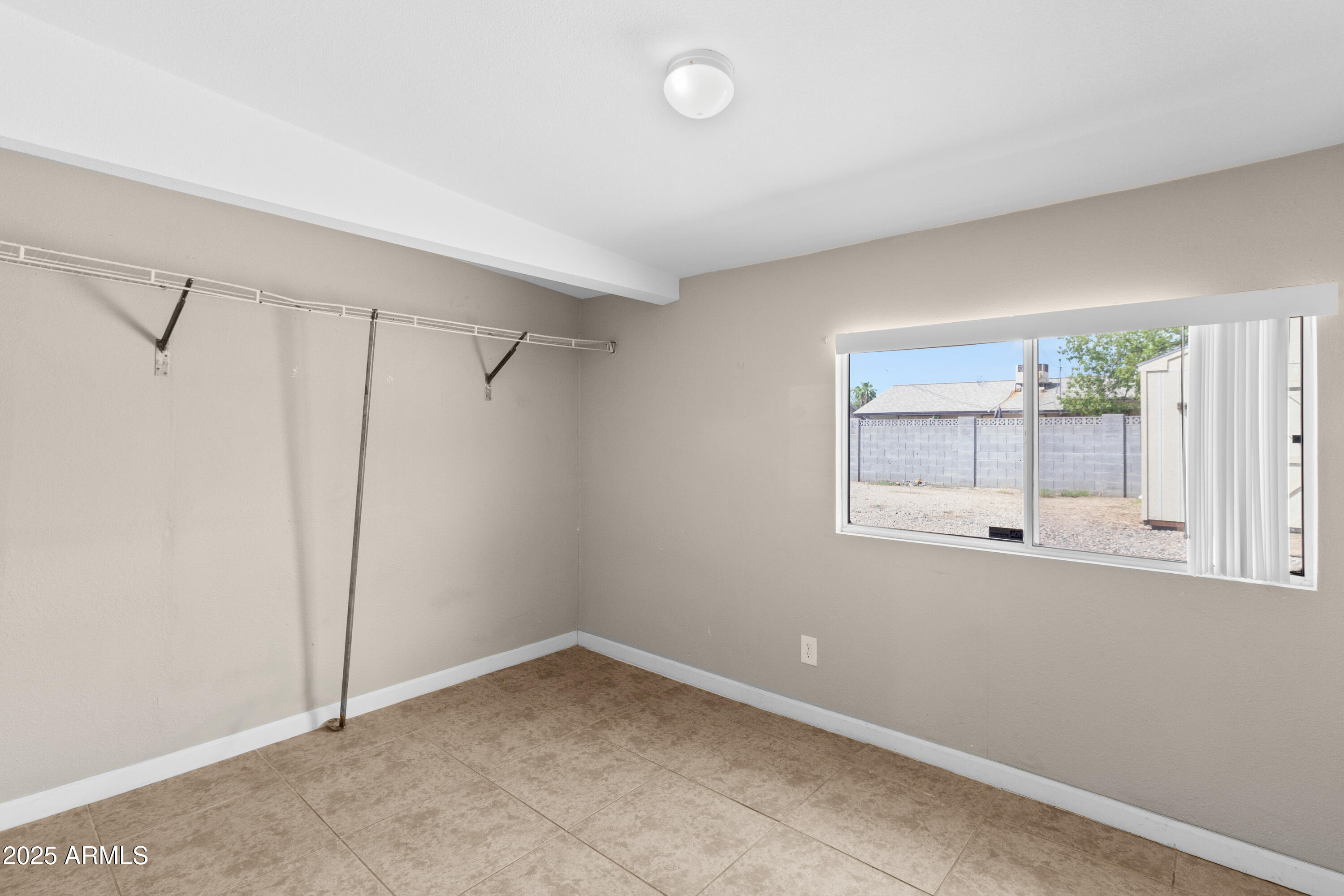 1526 W HARTFORD Avenue