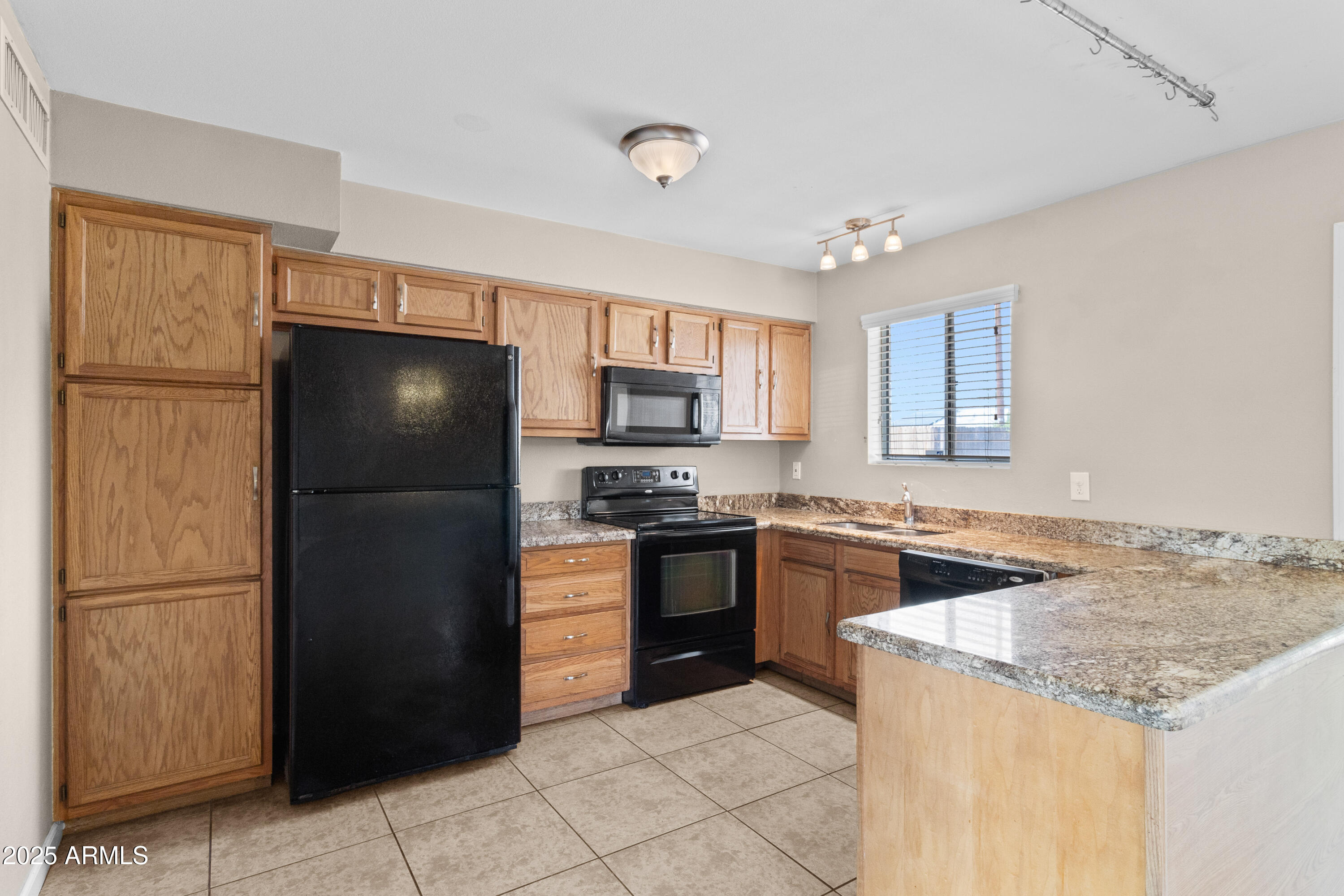 1526 W HARTFORD Avenue