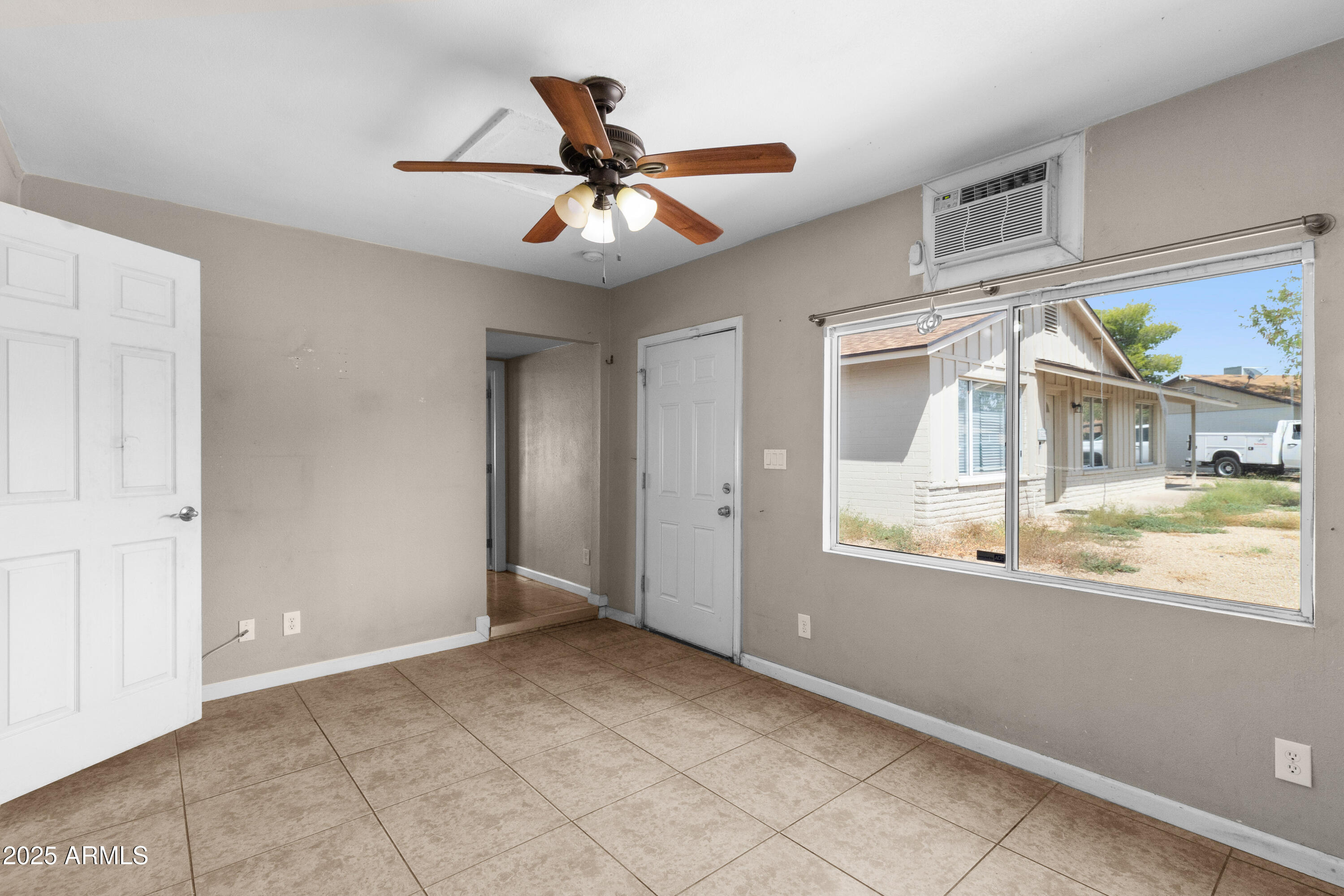 1526 W HARTFORD Avenue