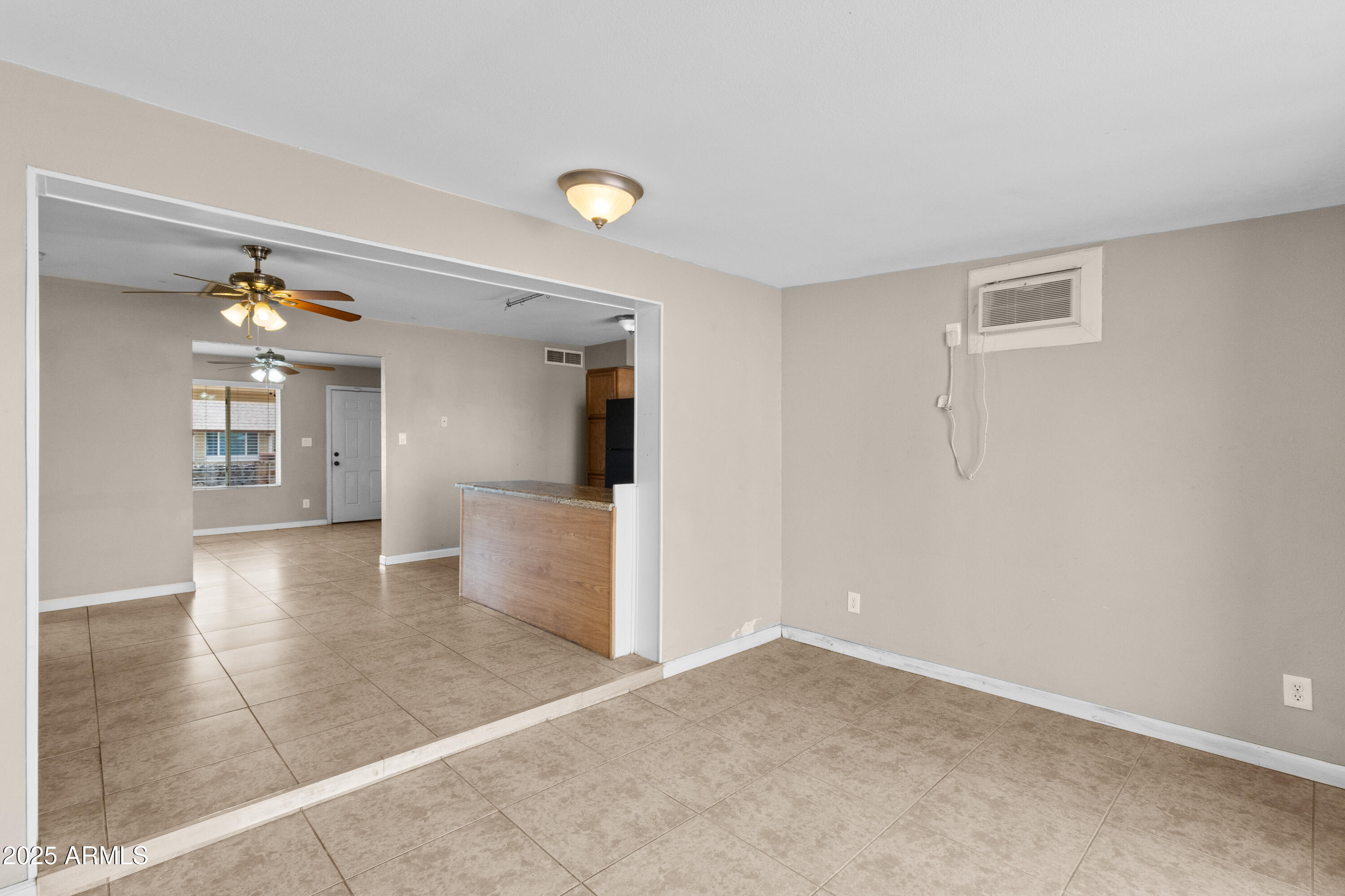 1526 W HARTFORD Avenue