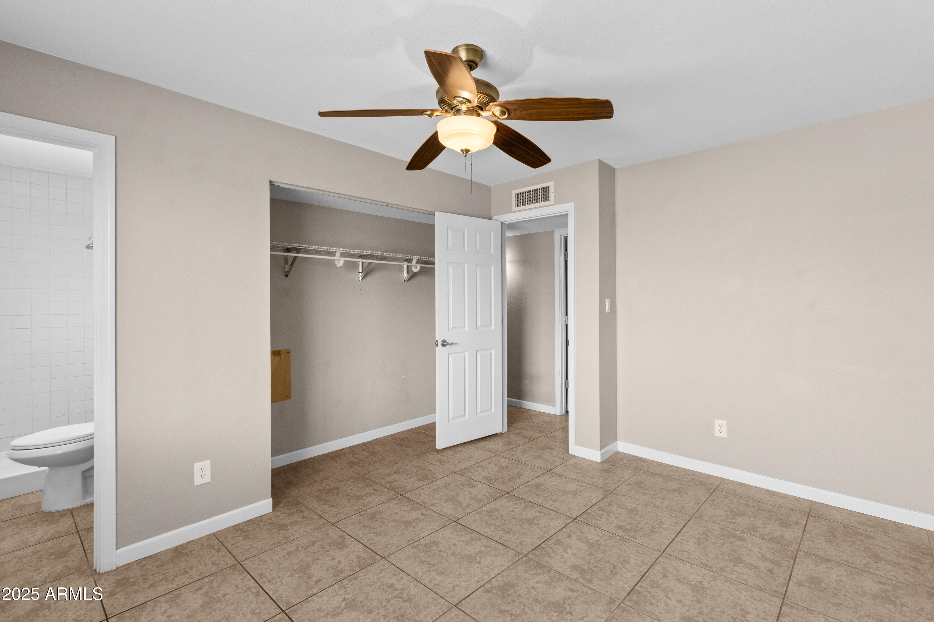 1526 W HARTFORD Avenue