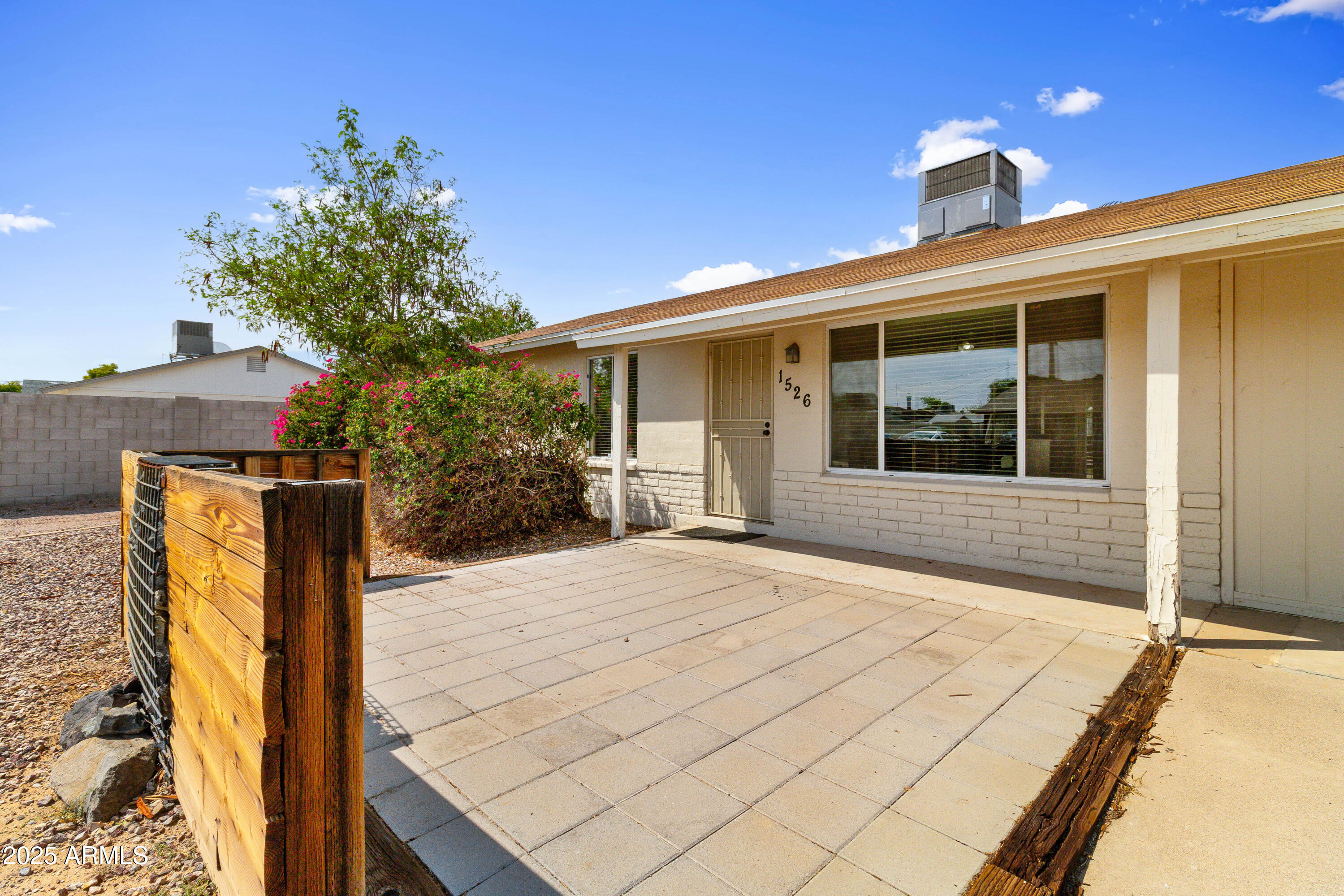 1526 W HARTFORD Avenue