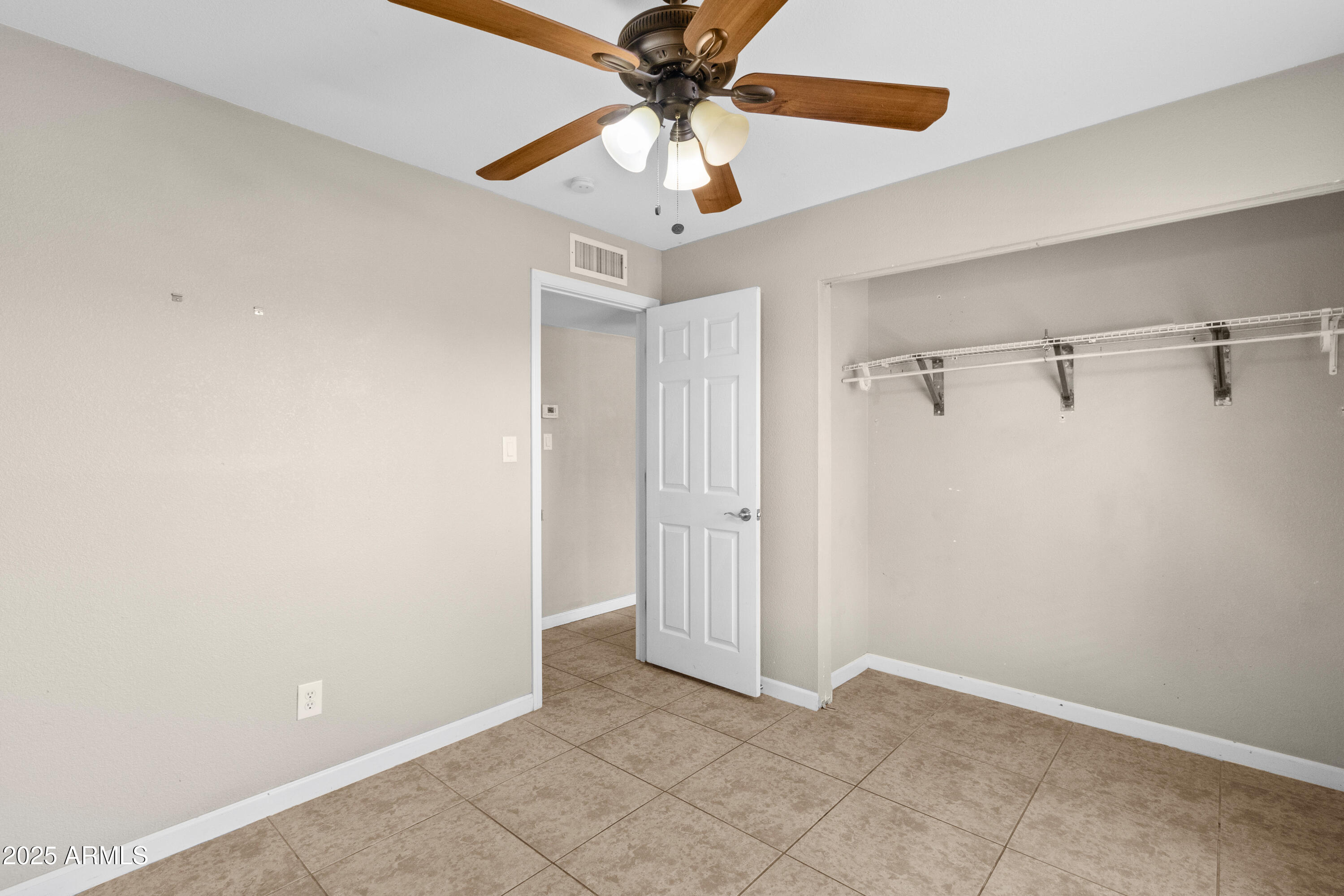 1526 W HARTFORD Avenue