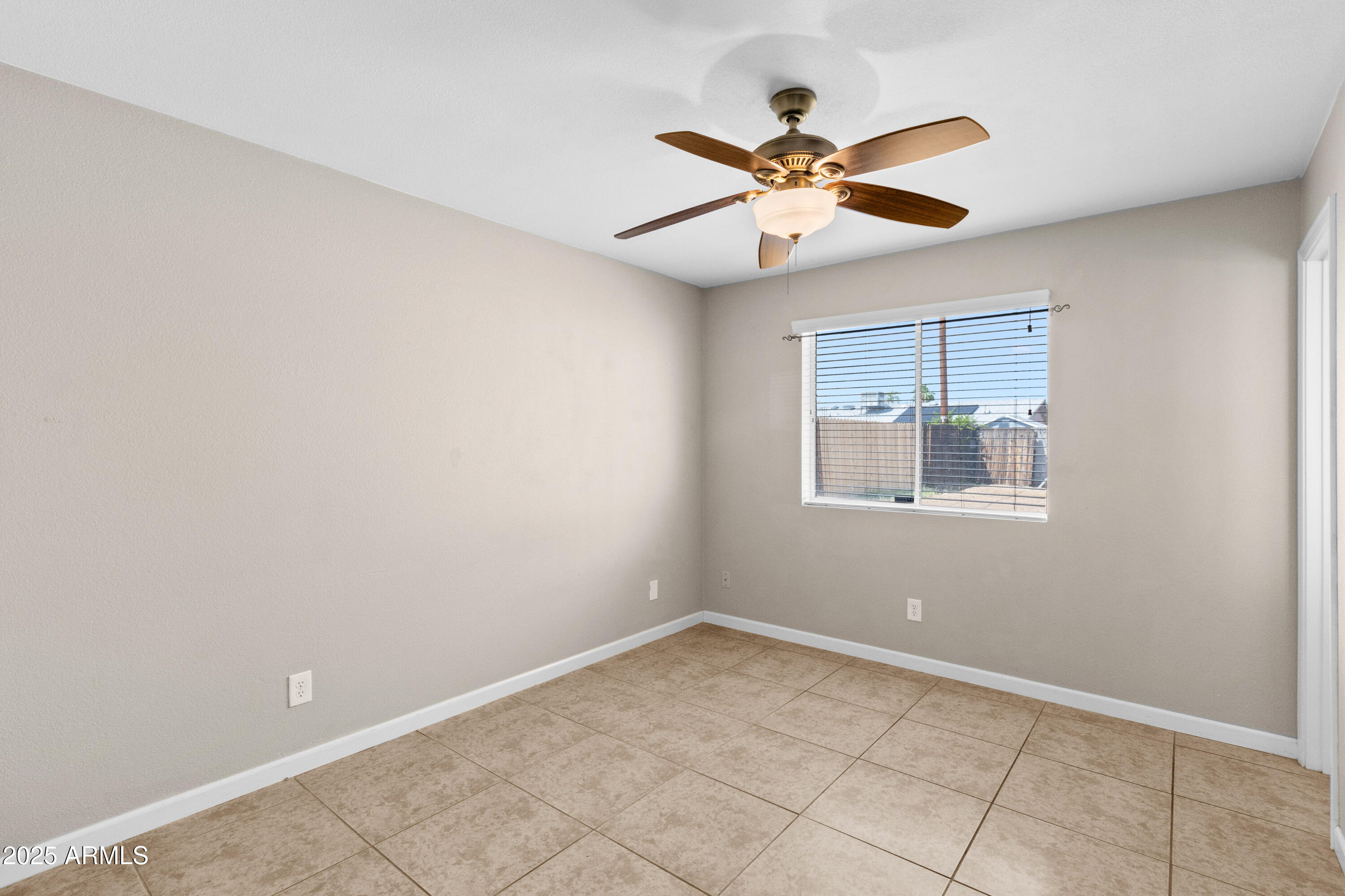 1526 W HARTFORD Avenue