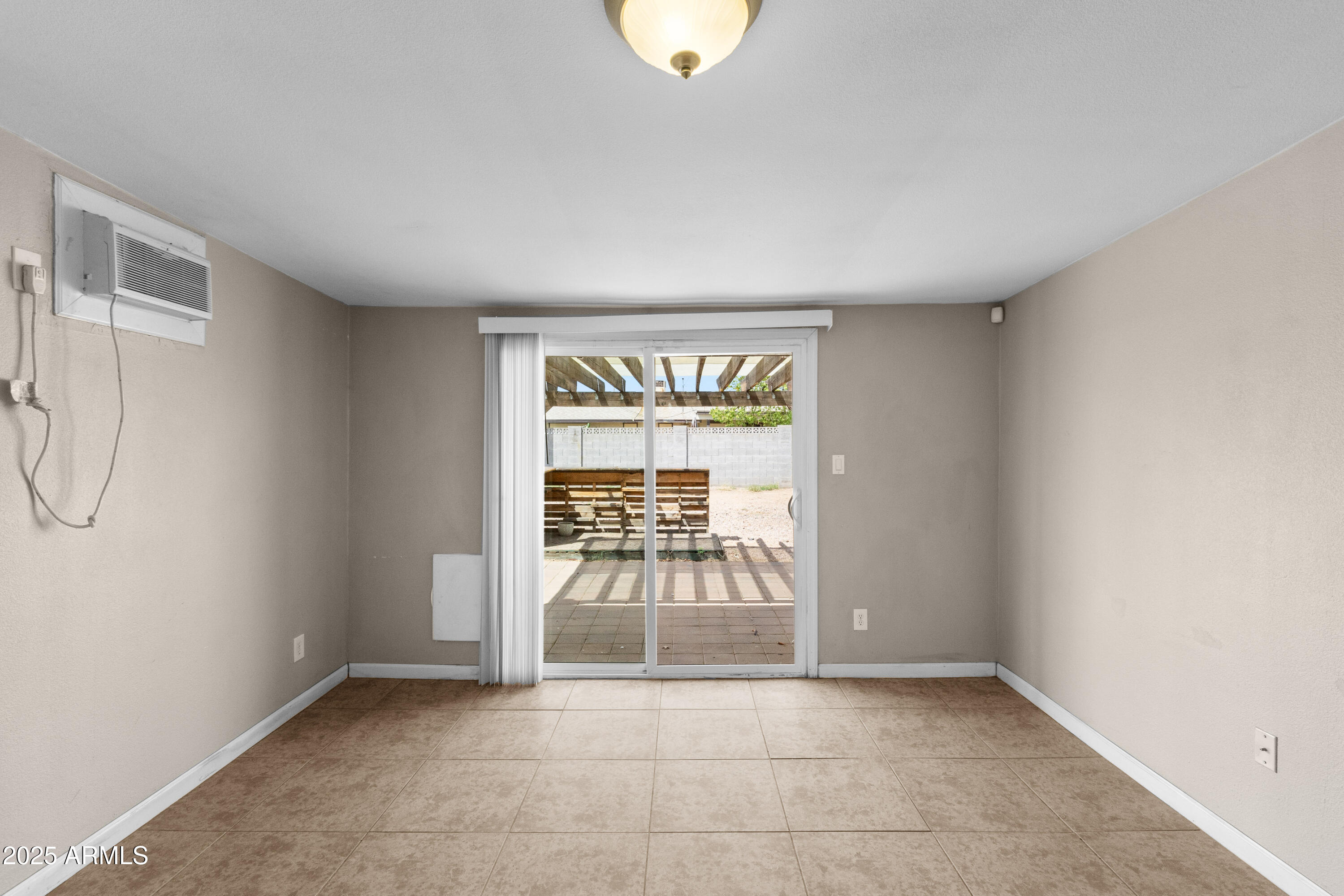 1526 W HARTFORD Avenue