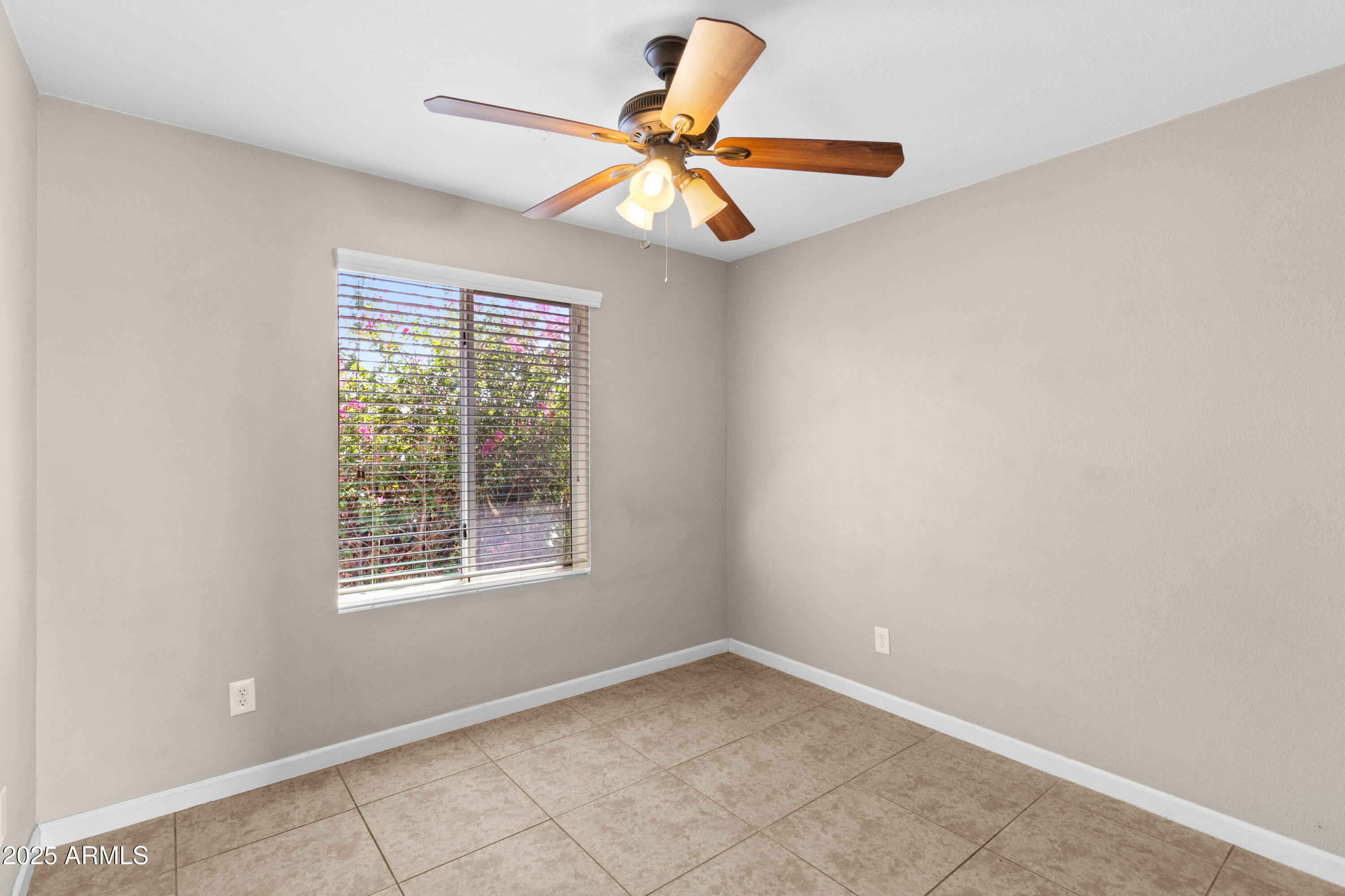 1526 W HARTFORD Avenue