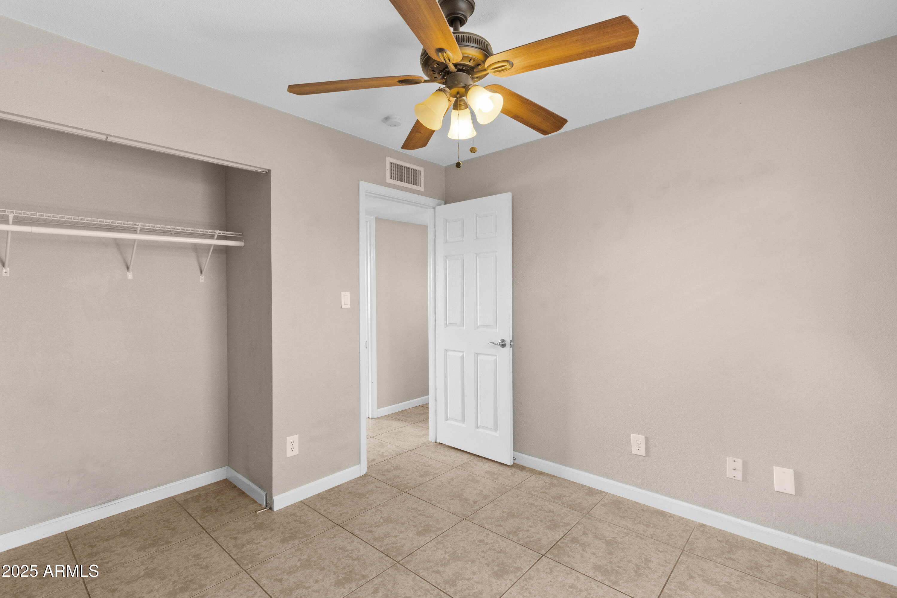 1526 W HARTFORD Avenue