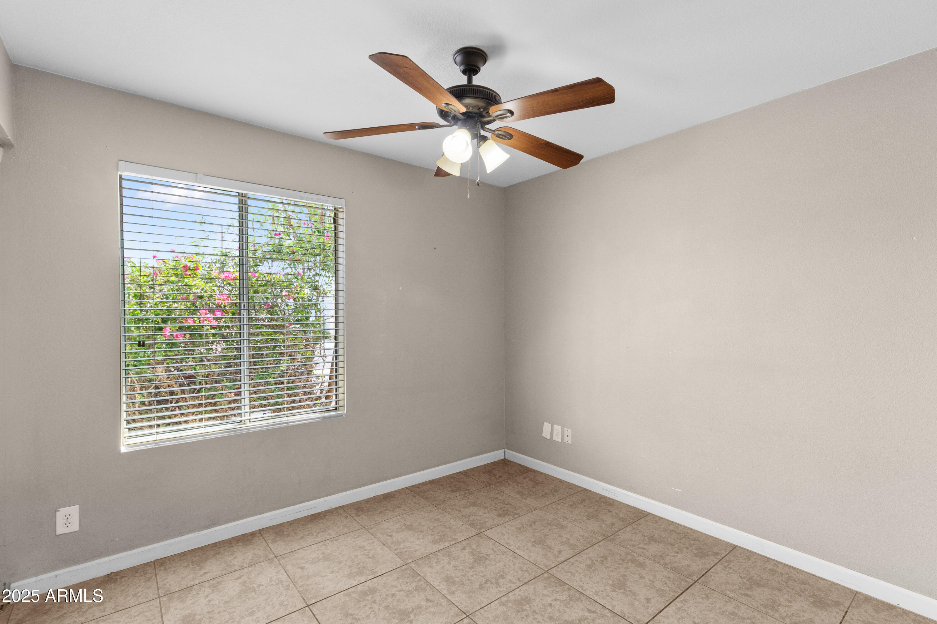 1526 W HARTFORD Avenue