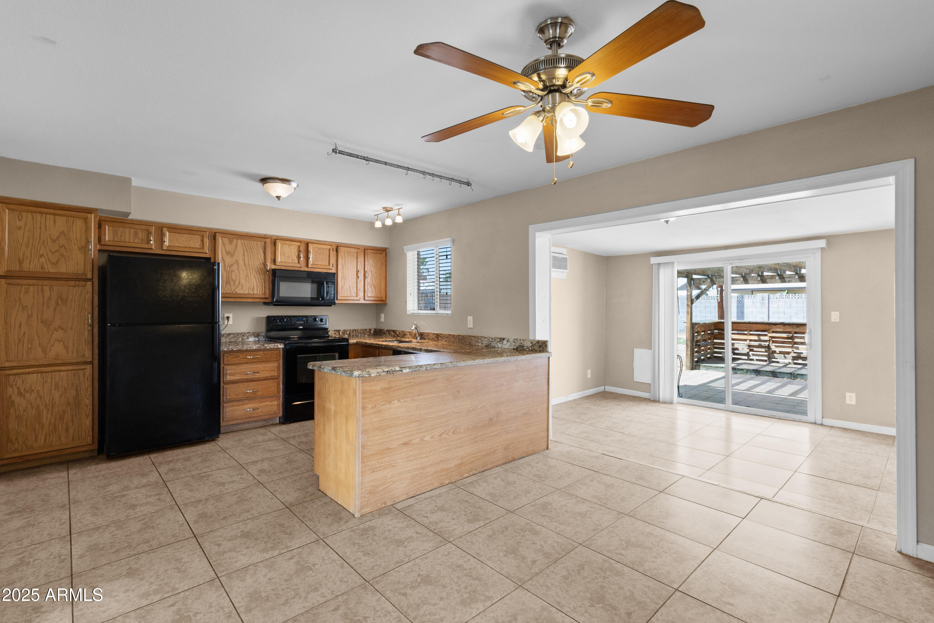 1526 W HARTFORD Avenue