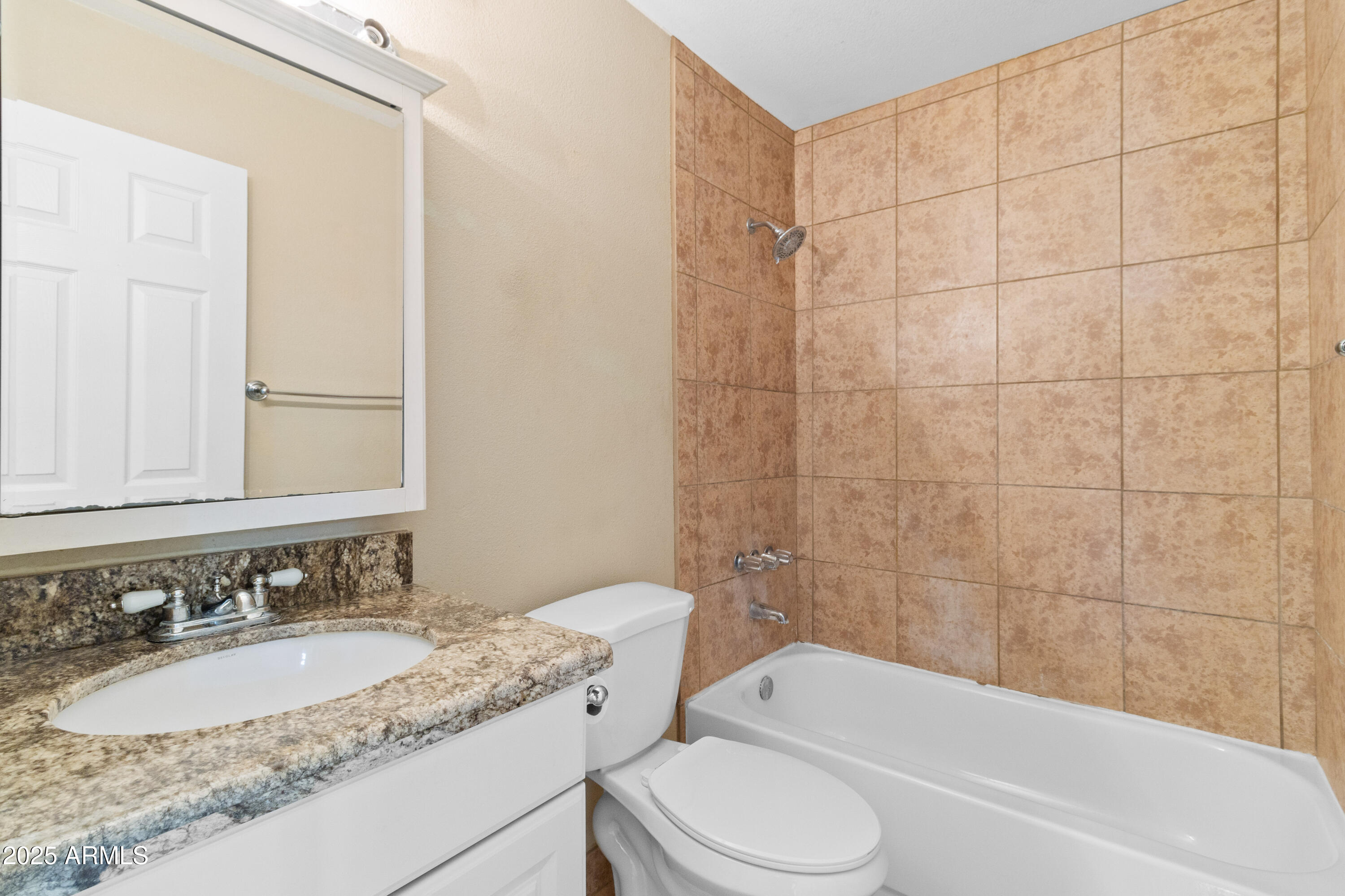 1526 W HARTFORD Avenue