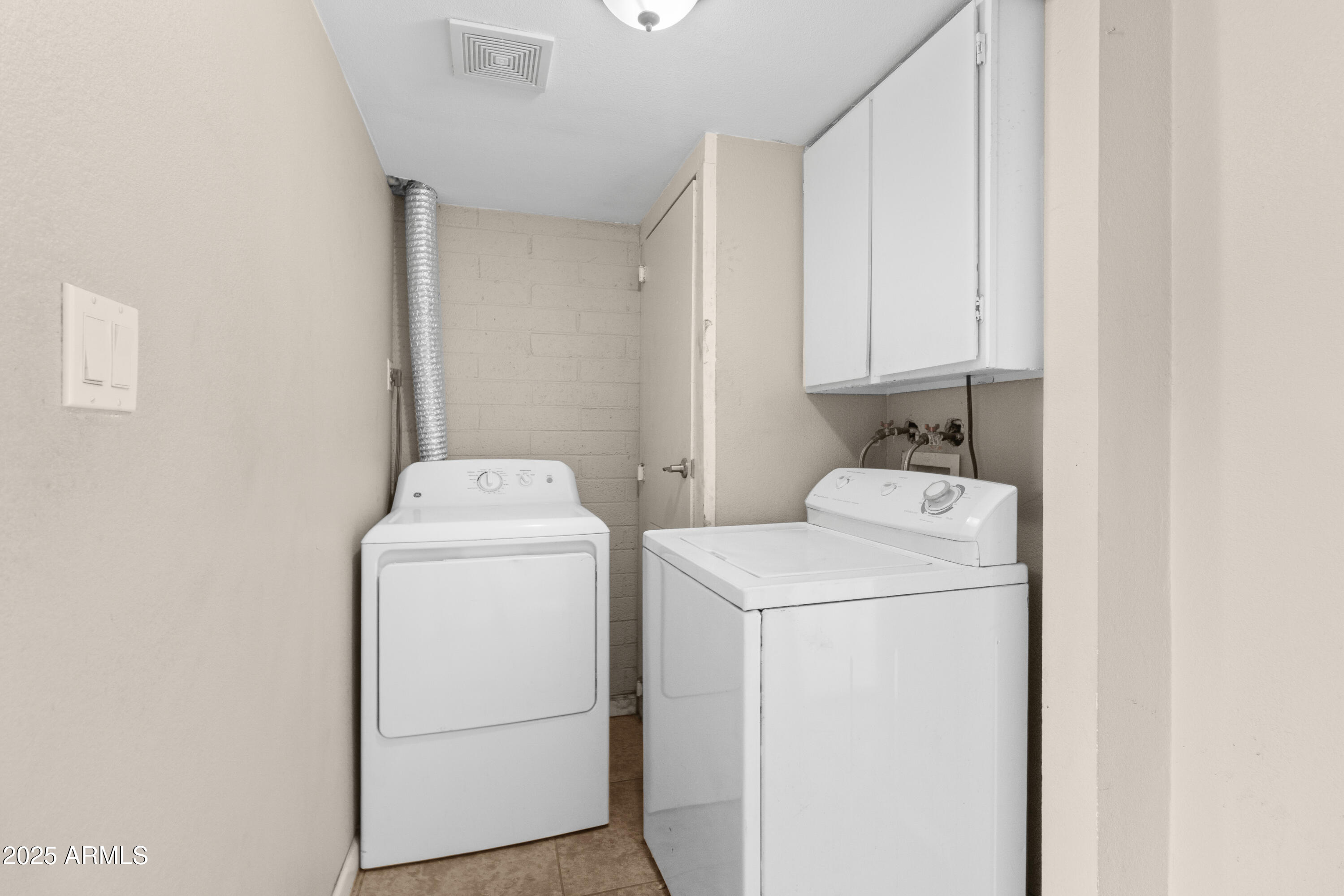 1526 W HARTFORD Avenue