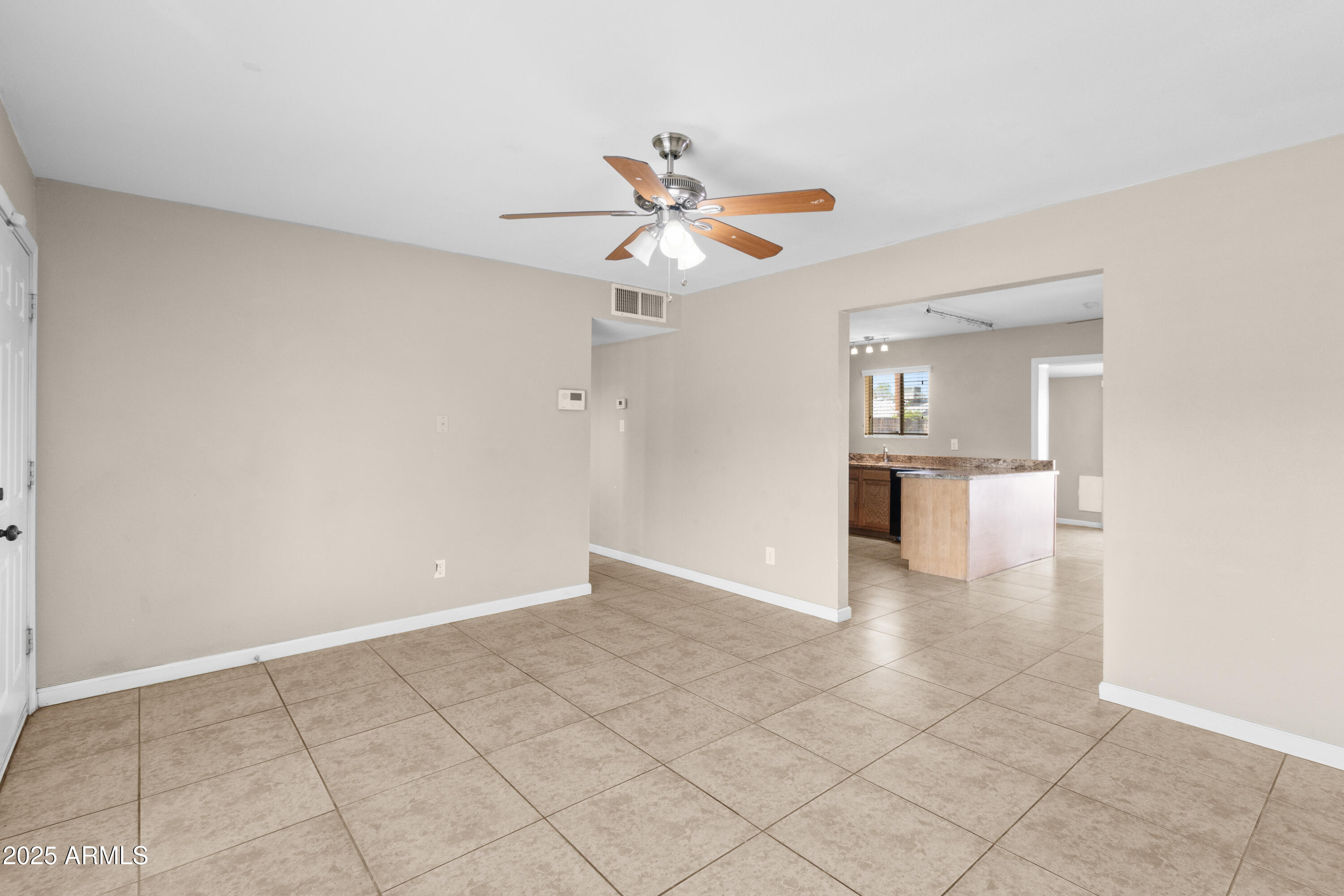 1526 W HARTFORD Avenue