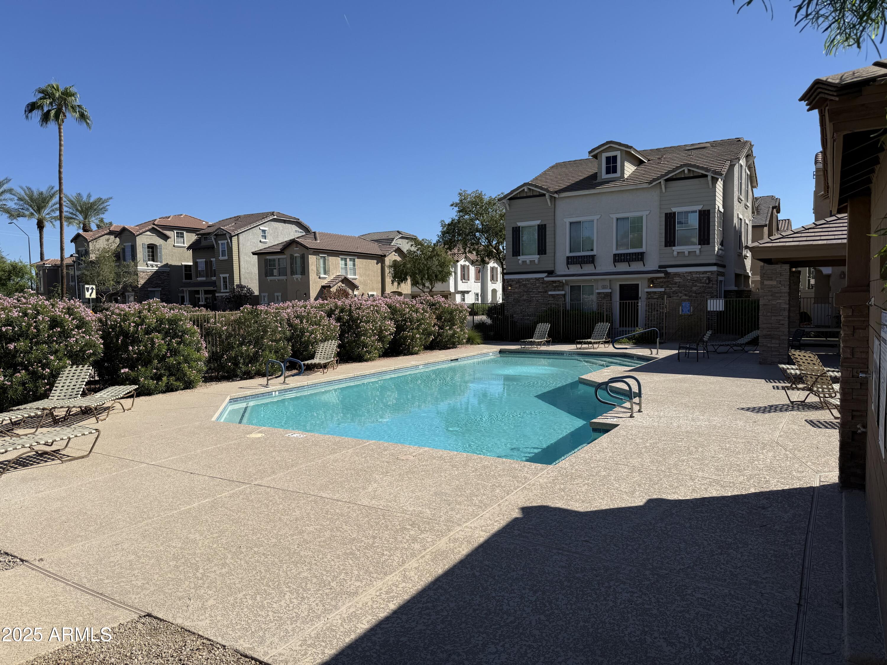 945 W WENDY Way