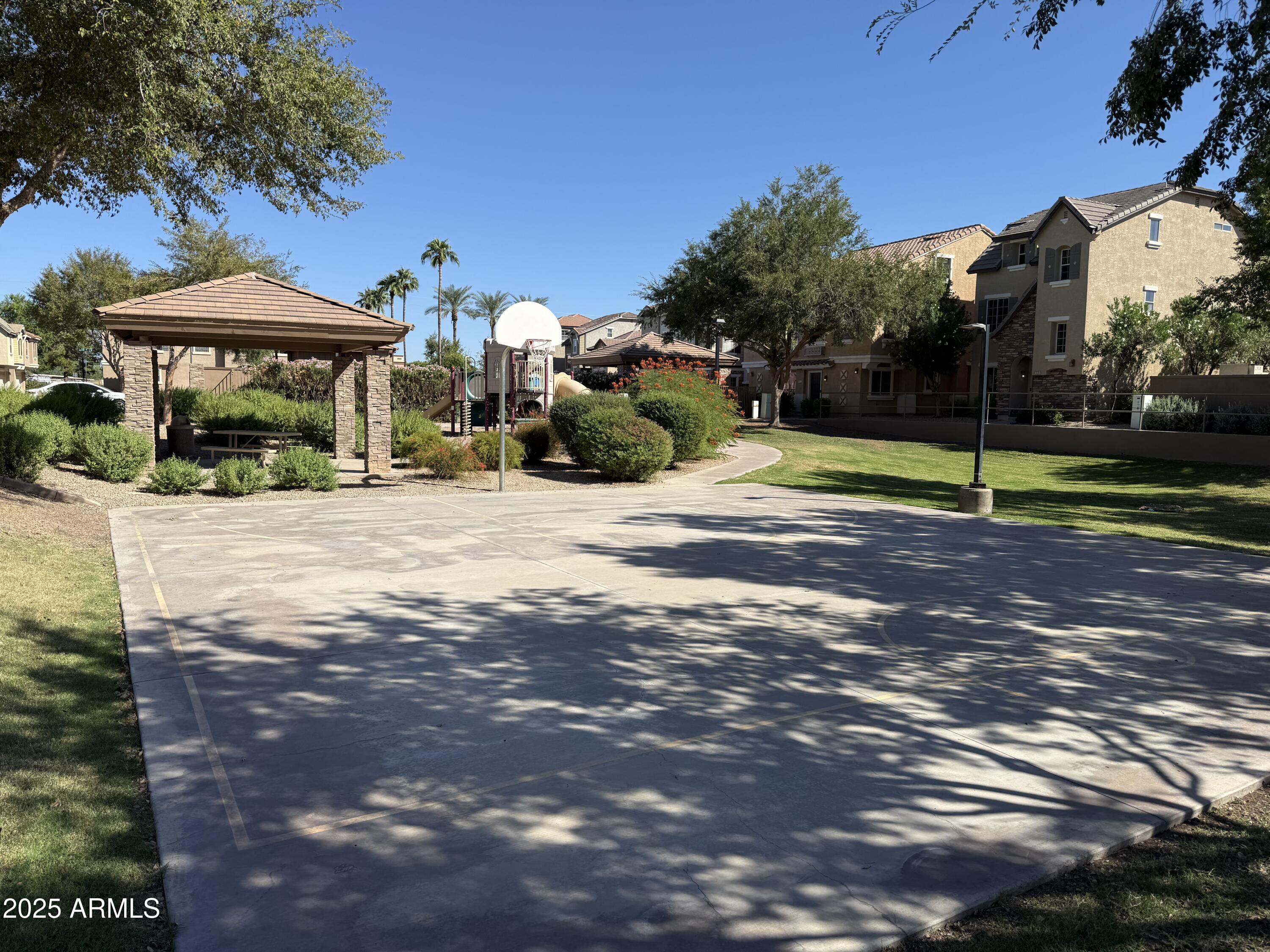 945 W WENDY Way