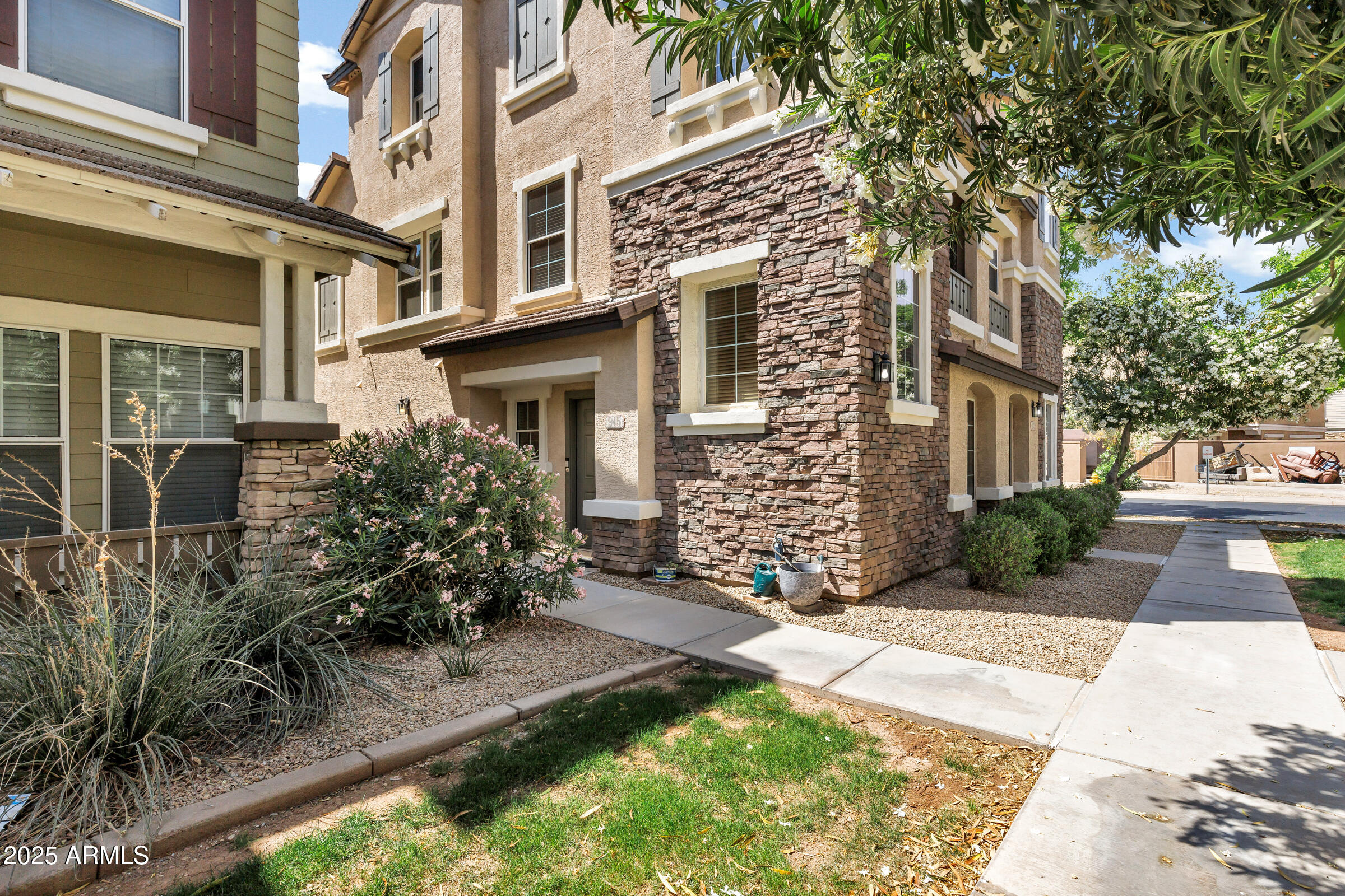 945 W WENDY Way