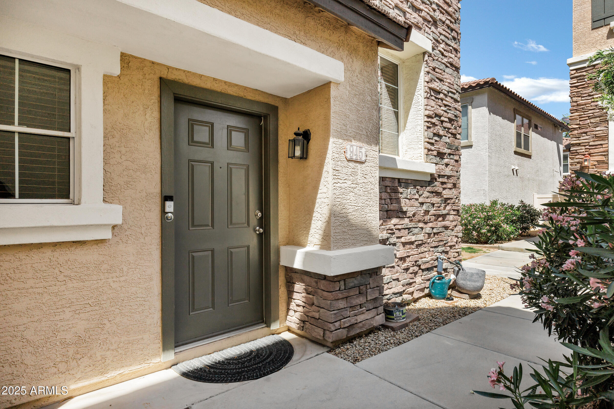 945 W WENDY Way