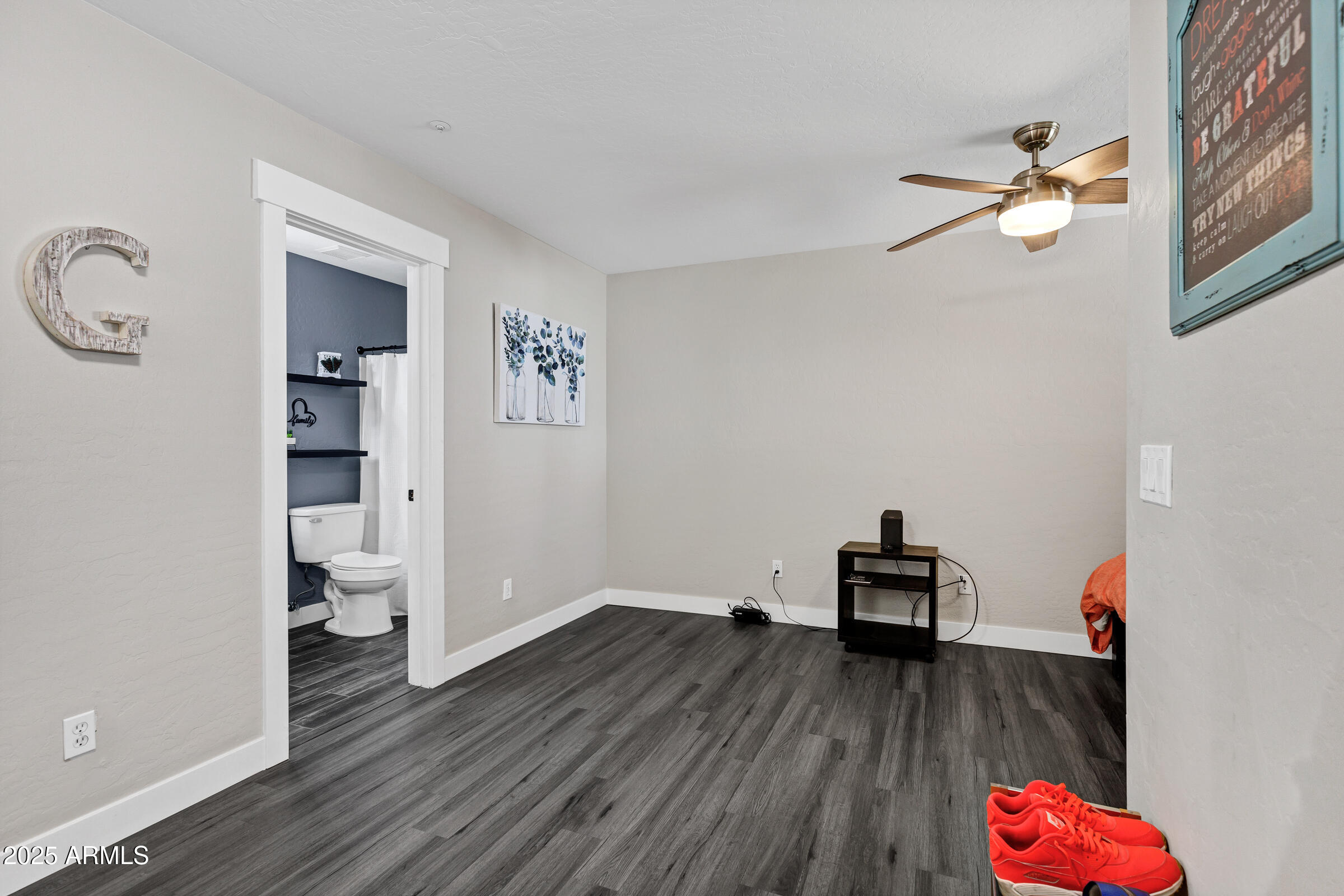945 W WENDY Way
