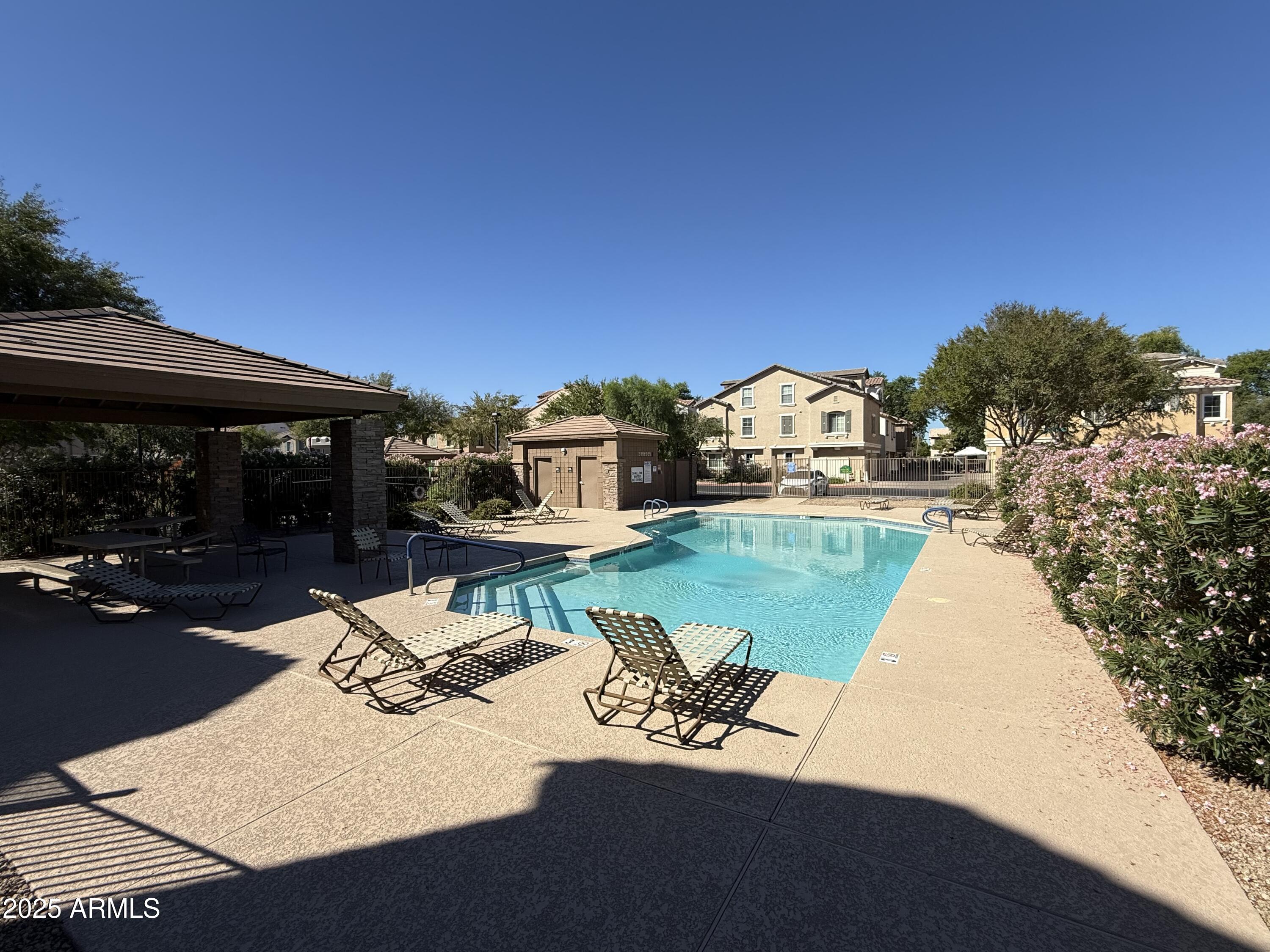 945 W WENDY Way