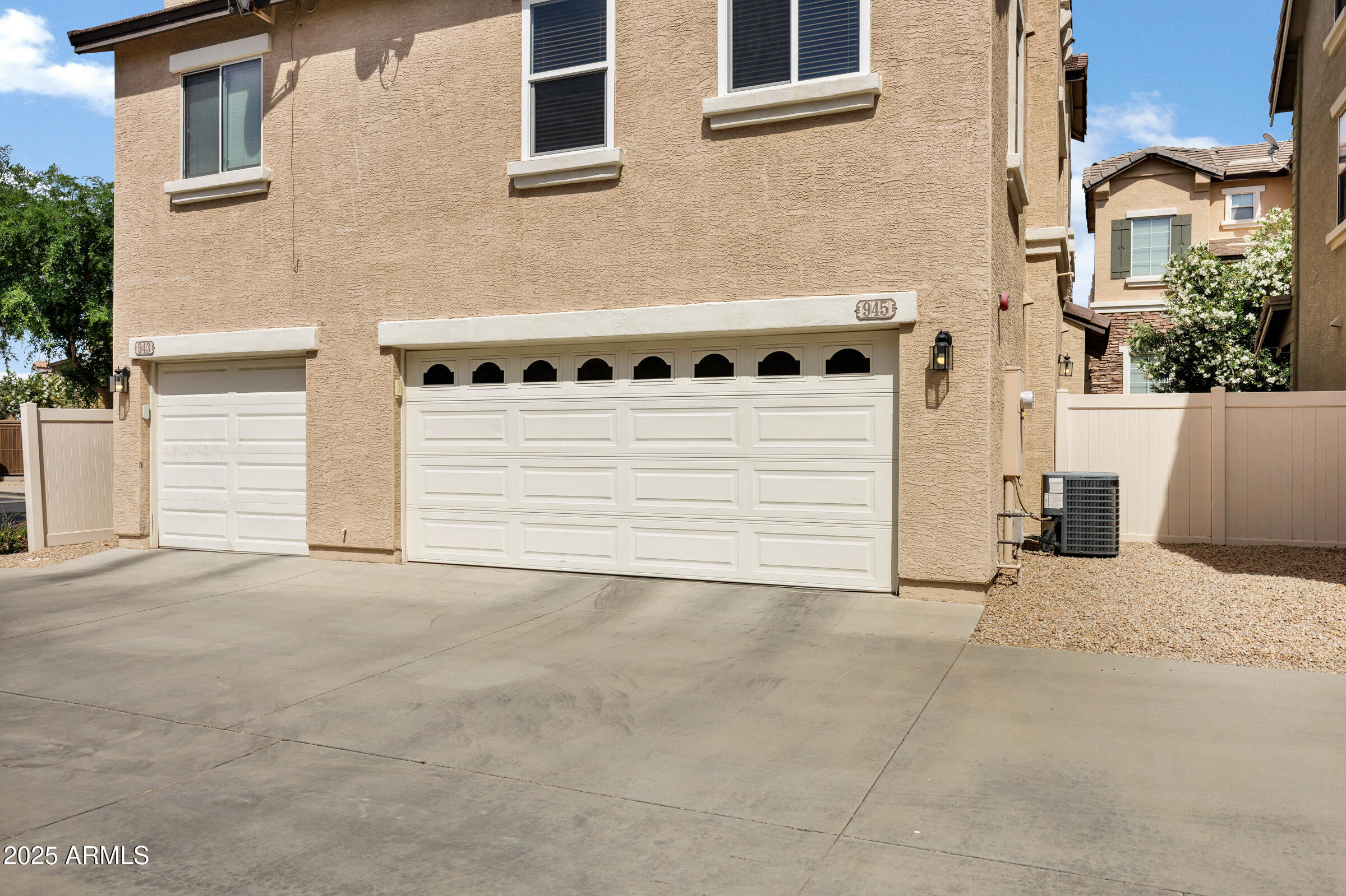 945 W WENDY Way