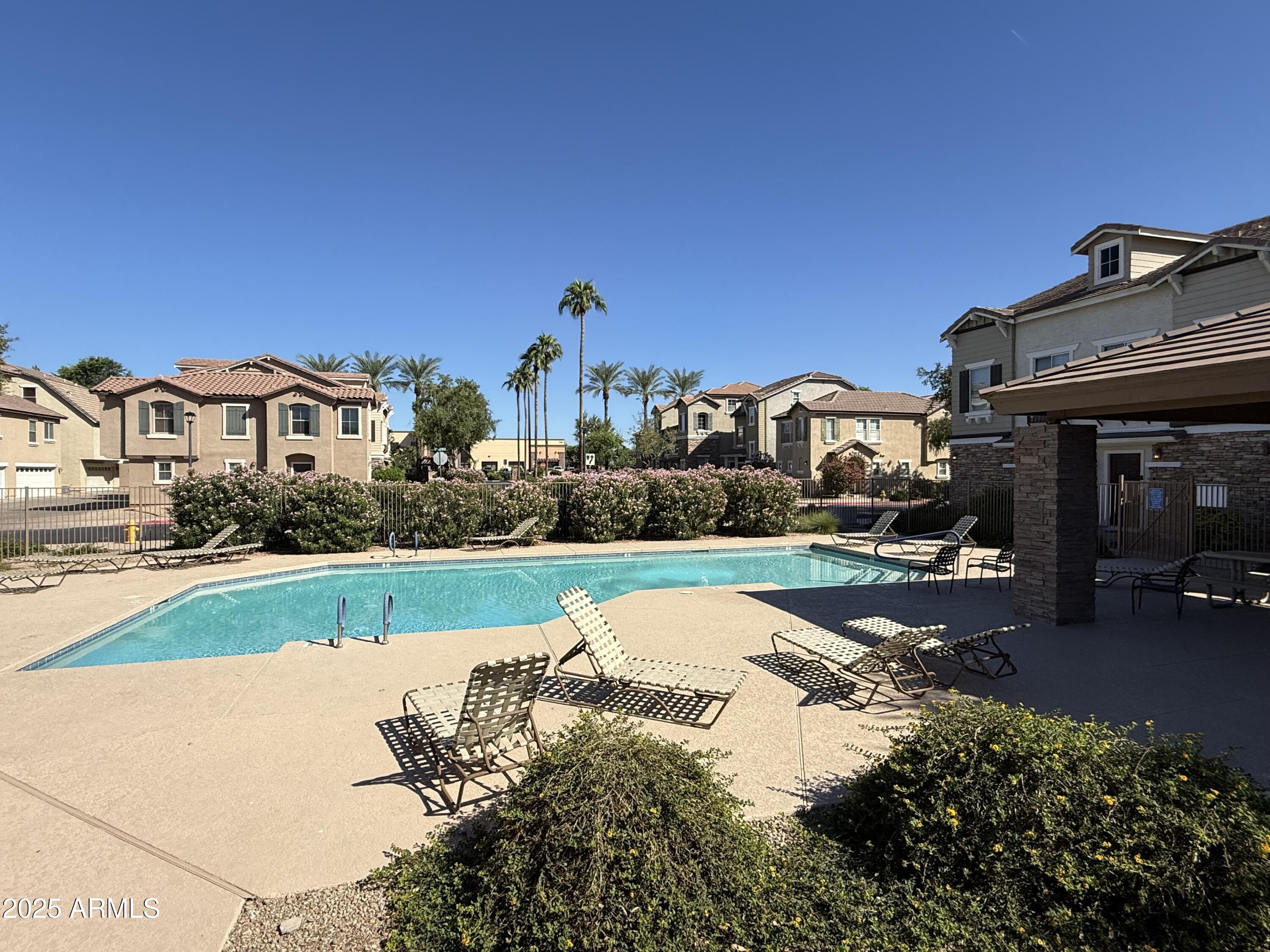 945 W WENDY Way