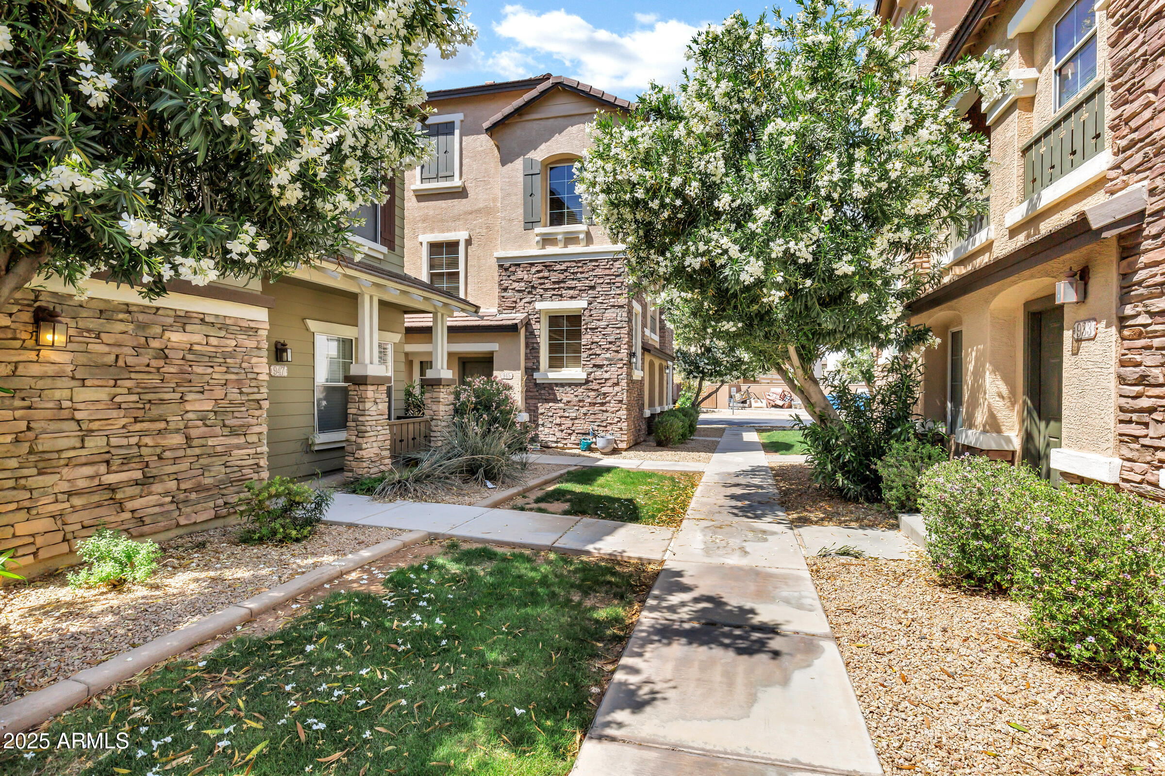 945 W WENDY Way